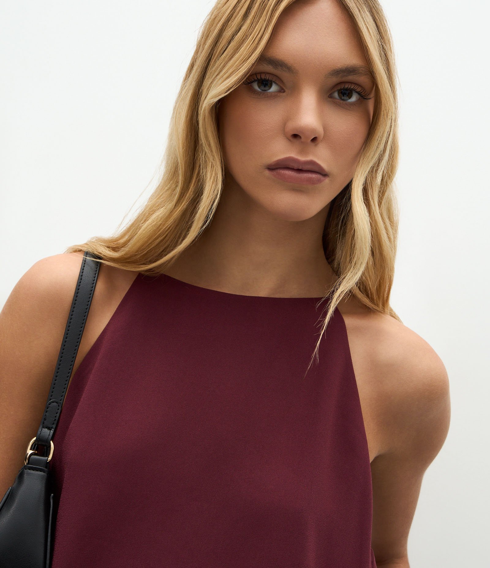 Blusa Feminina Sem Manga Halterneck em Crepe Vermelho 3