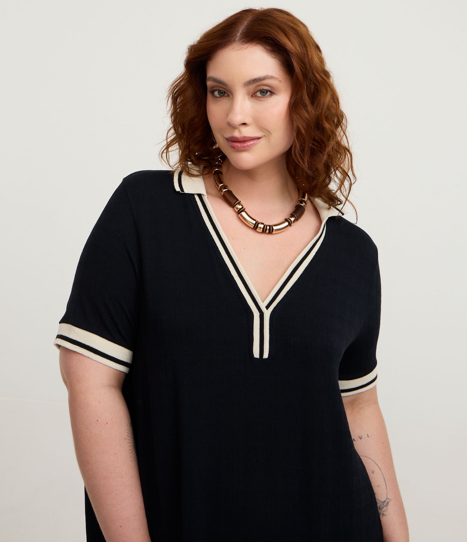 Vestido Curto em Viscose com Gola Polo Curve & Plus Size Preto 2