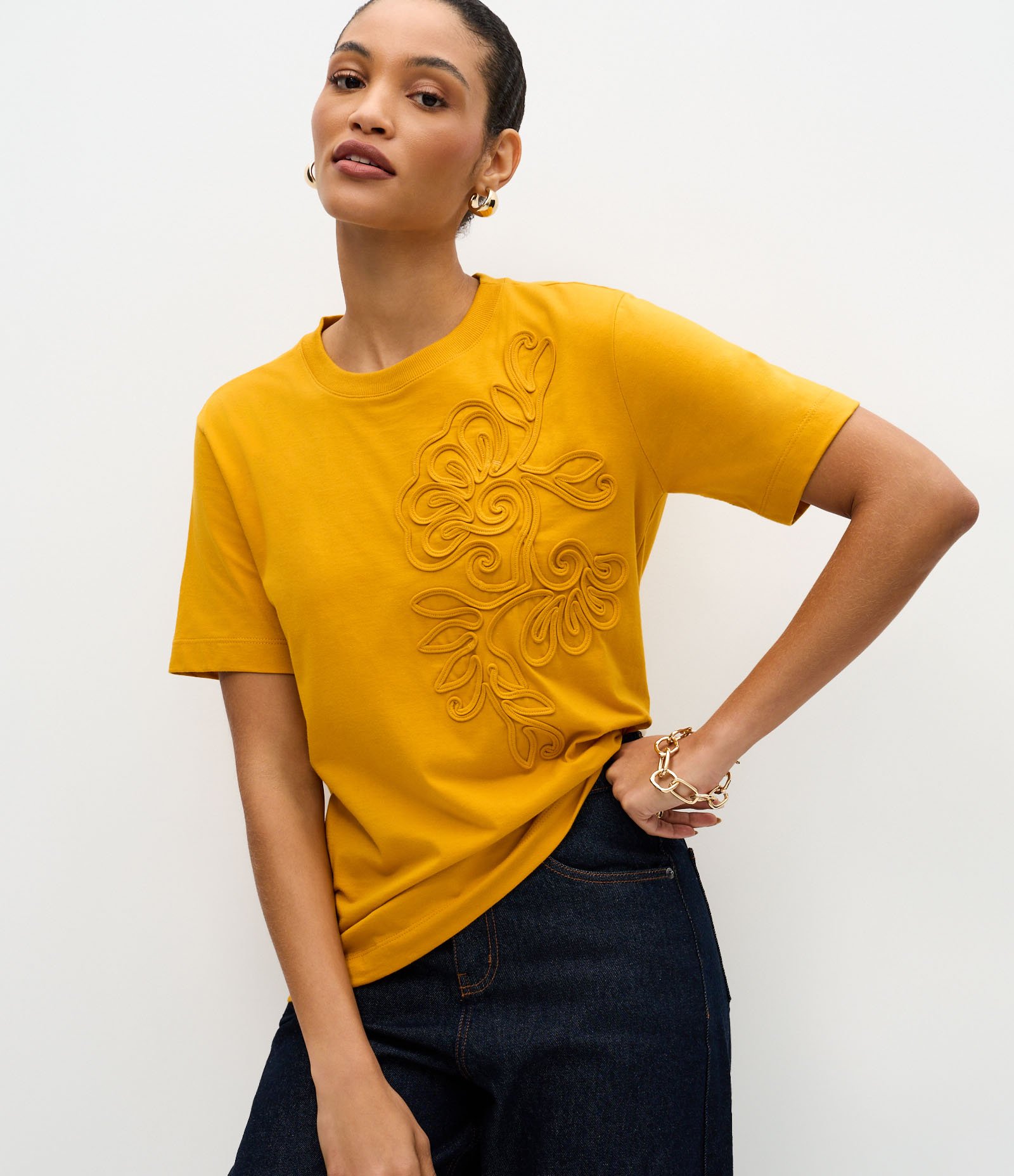 Camiseta em Algodão com Bordado Floral Amarelo 1