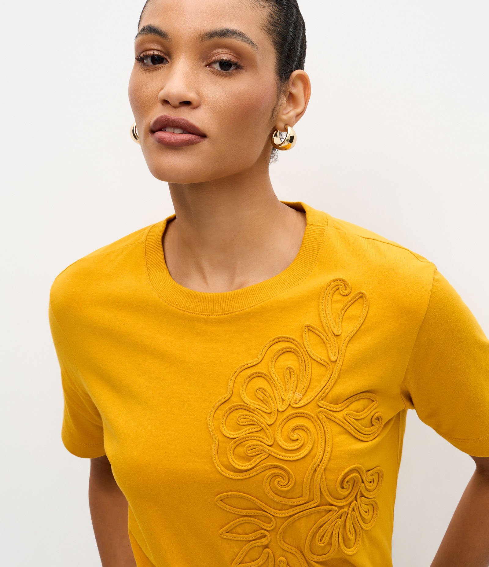 Camiseta em Algodão com Bordado Floral Amarelo 3