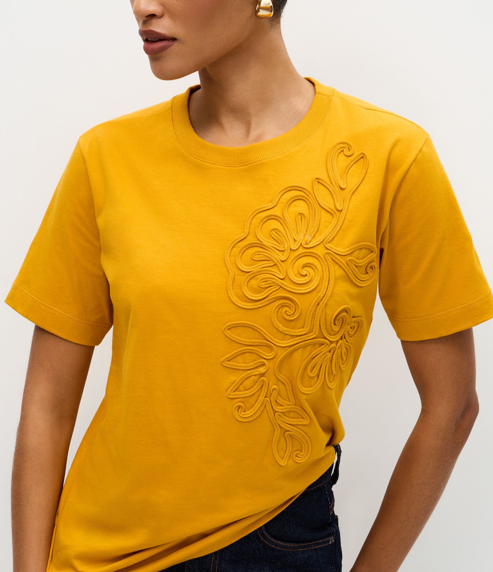 Camiseta em Algodão com Bordado Floral Amarelo 4