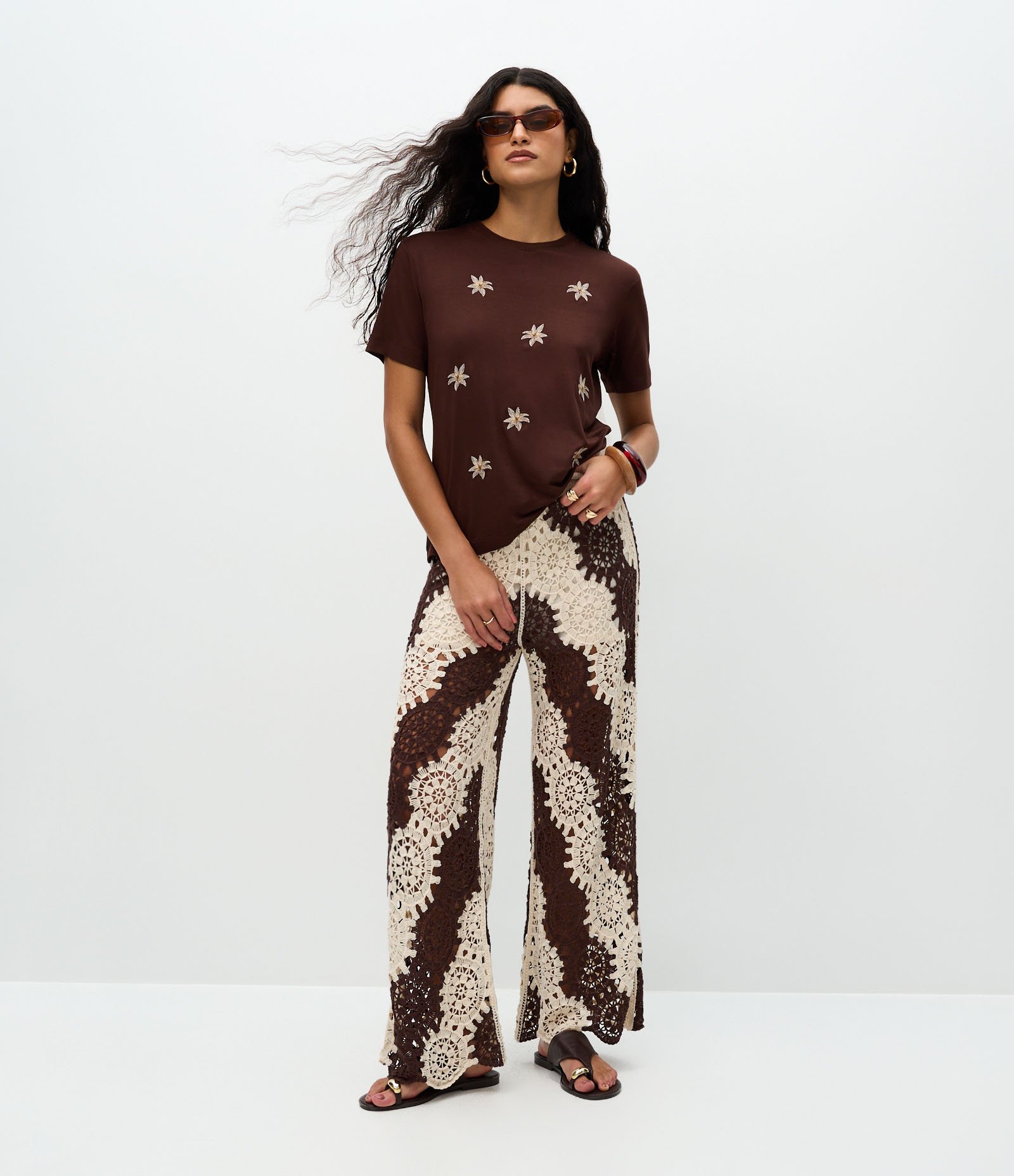 Camiseta em Viscose com Flores Bordadas Marrom 2