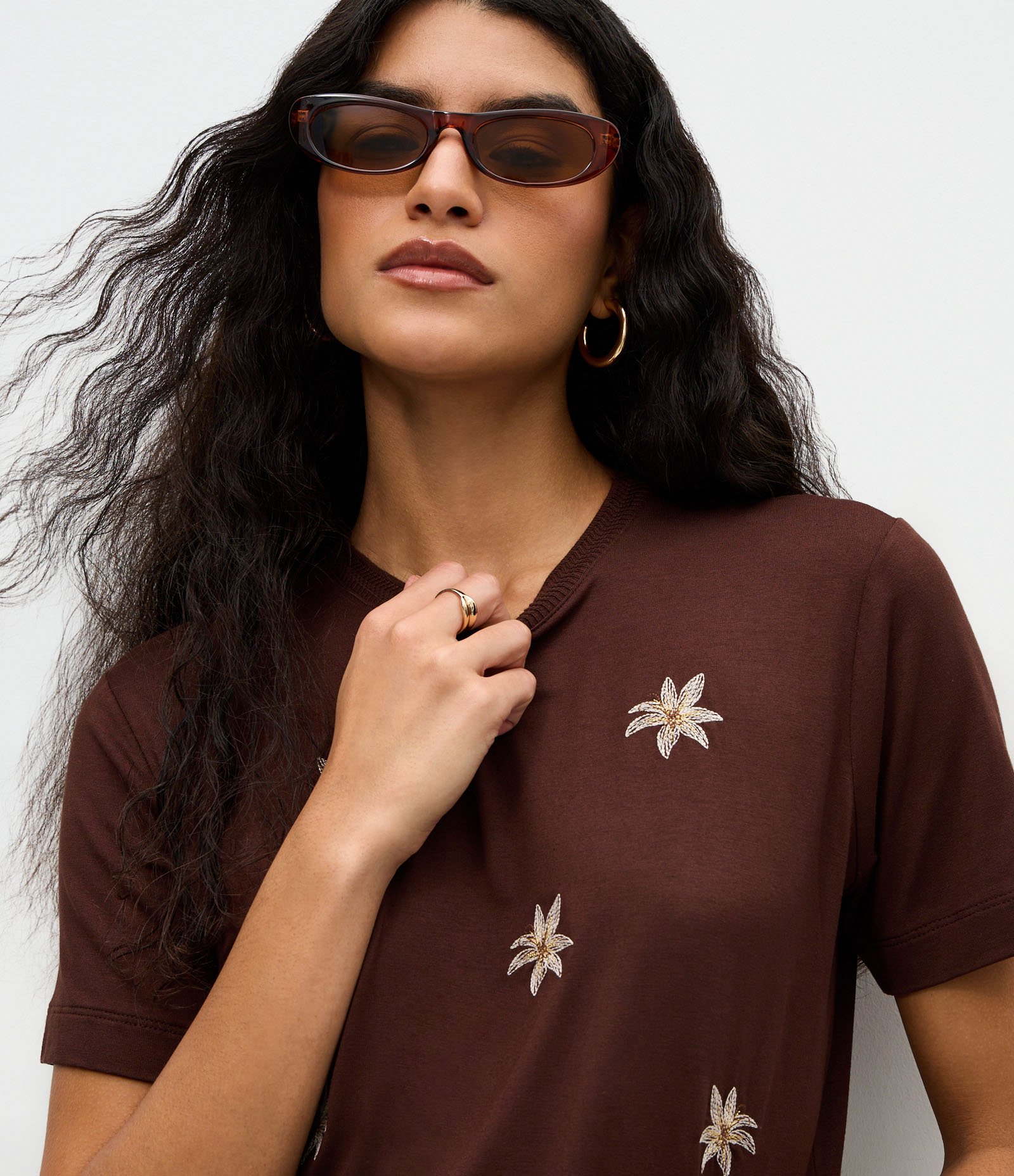 Camiseta em Viscose com Flores Bordadas Marrom 3