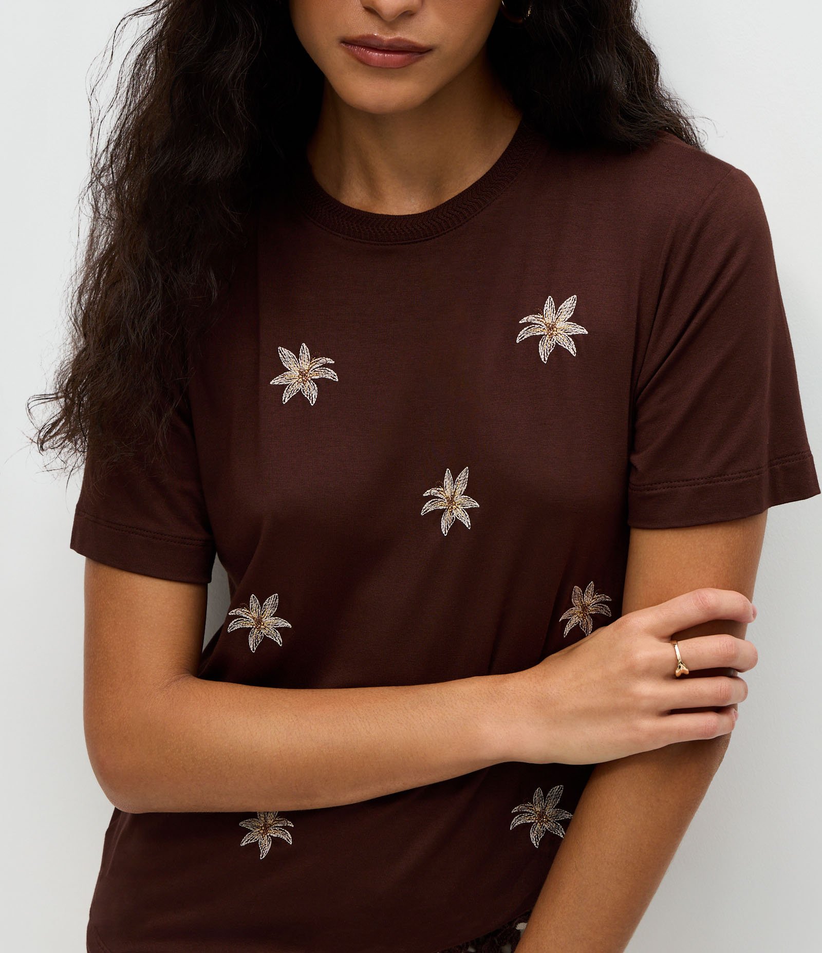 Camiseta em Viscose com Flores Bordadas Marrom 4