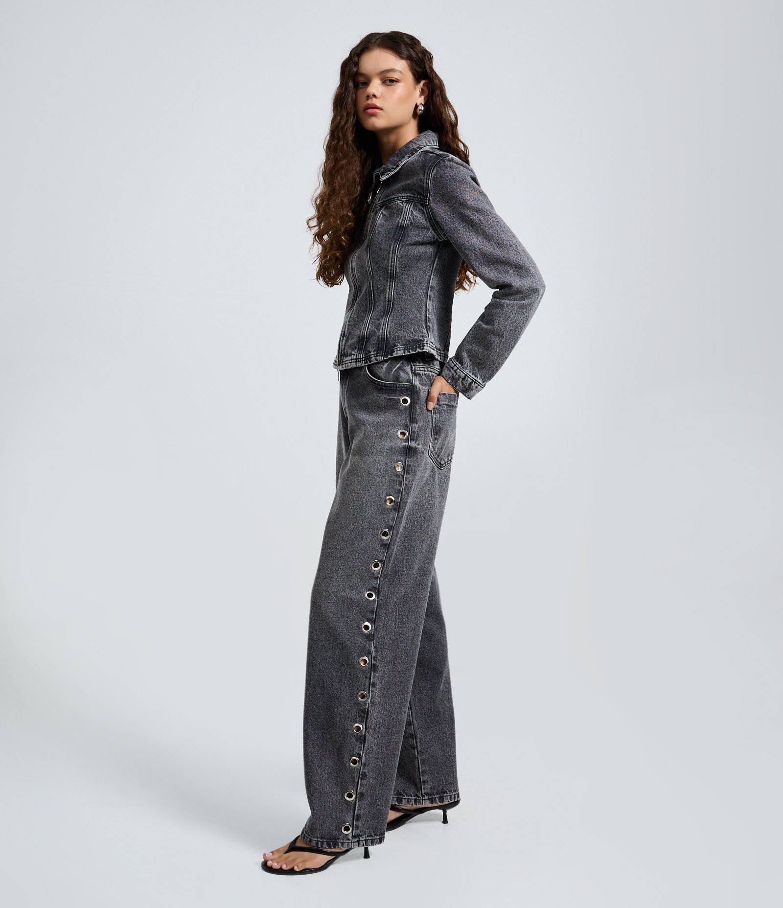 Calça Baggy em Jeans com Cintura Média e Ilhoses Laterais Cinza Estonado 1