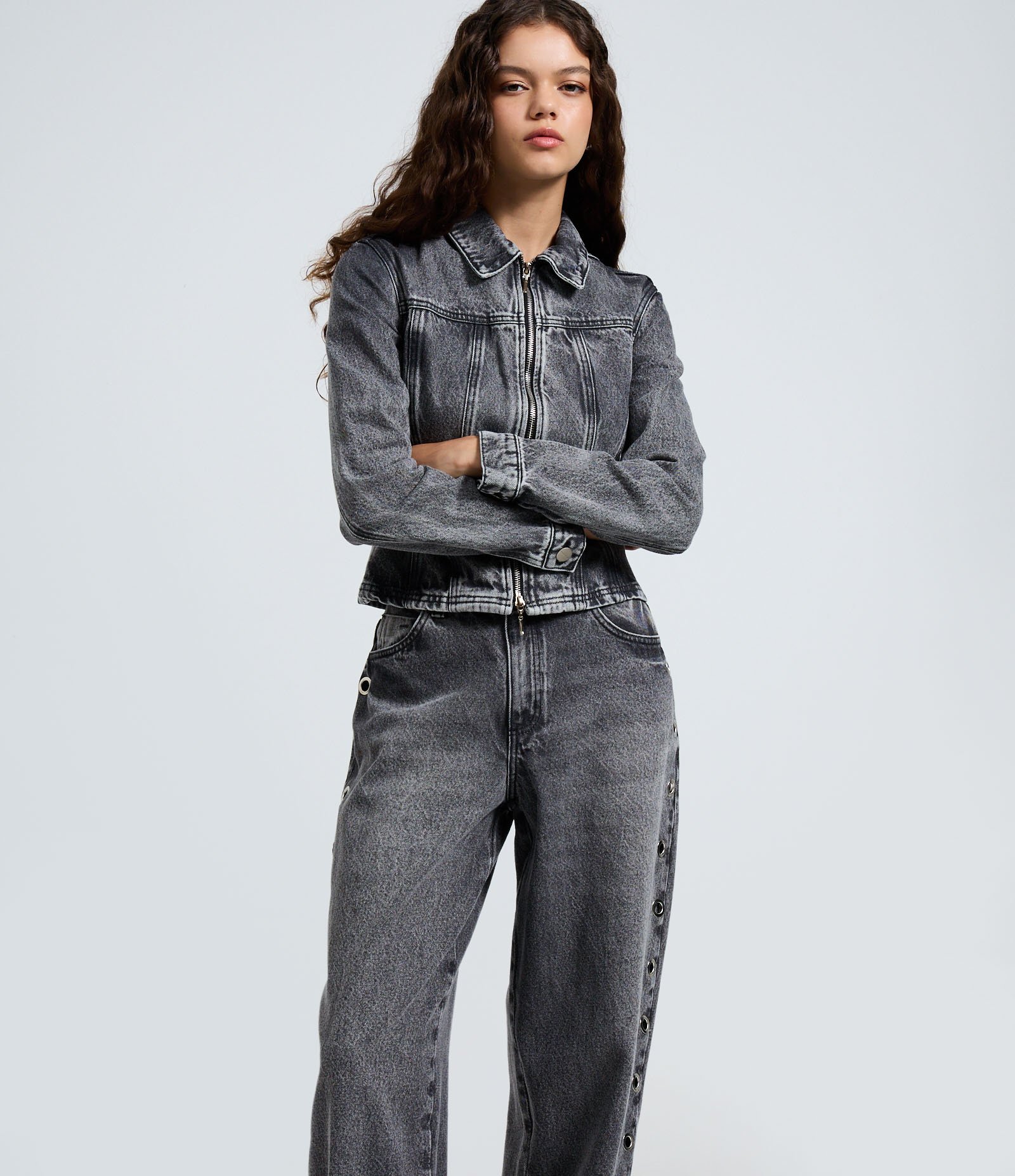 Calça Baggy em Jeans com Cintura Média e Ilhoses Laterais Cinza Estonado 2