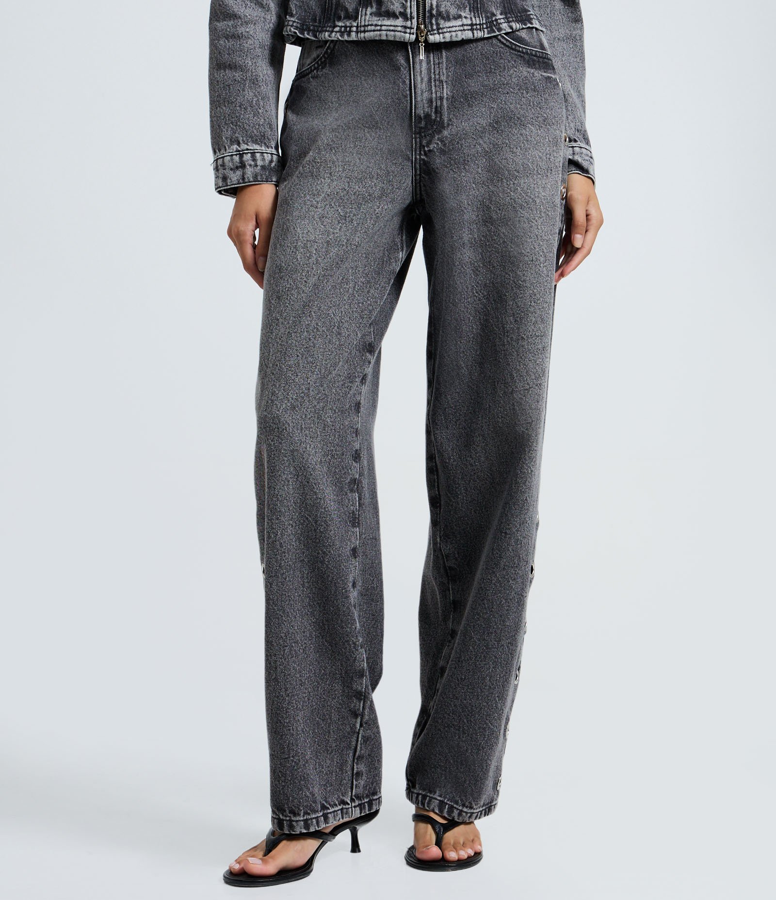 Calça Baggy em Jeans com Cintura Média e Ilhoses Laterais Cinza Estonado 3