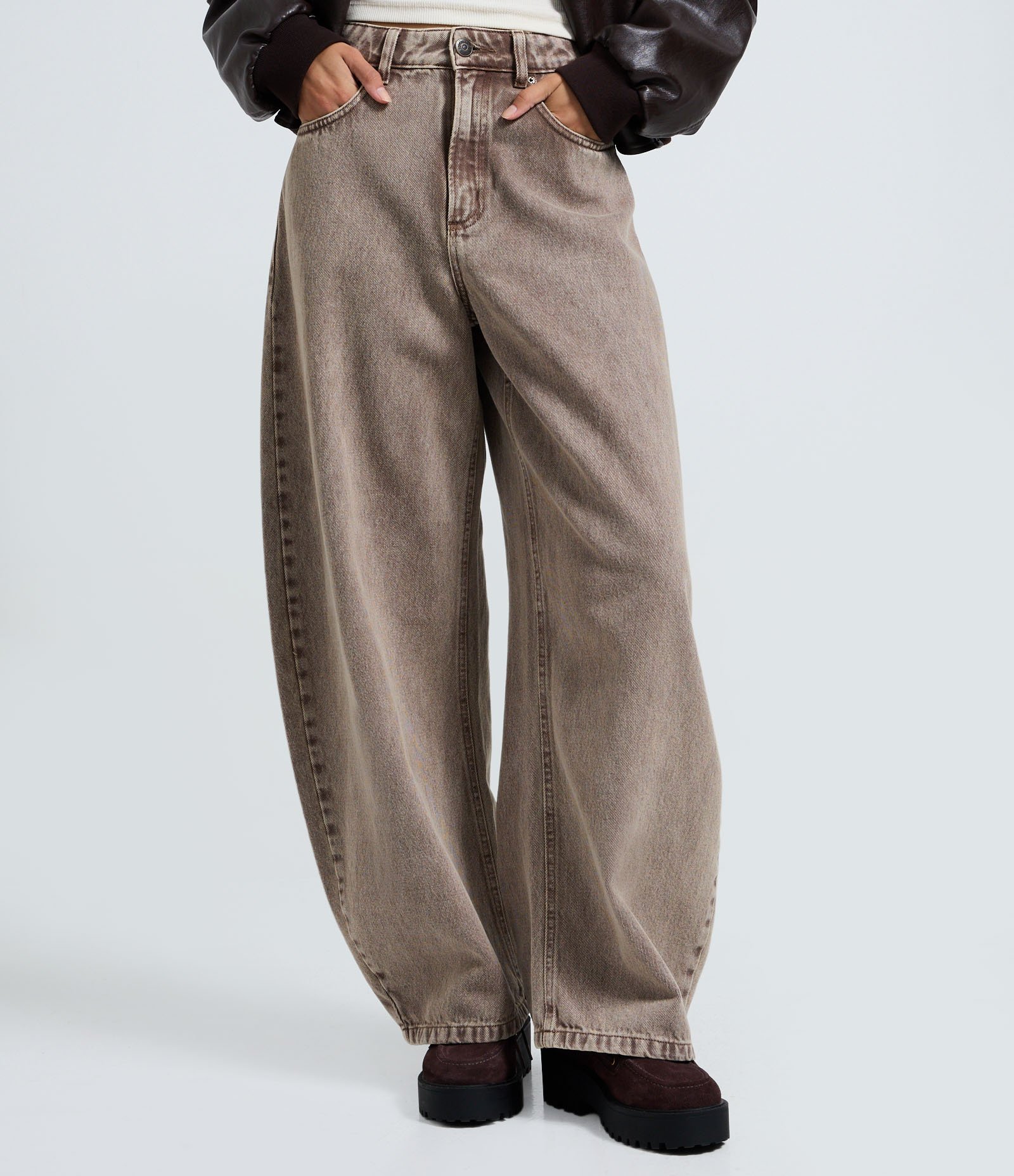Calça Barrel em Jeans Cationizado com Cintura Alta Marrom 3