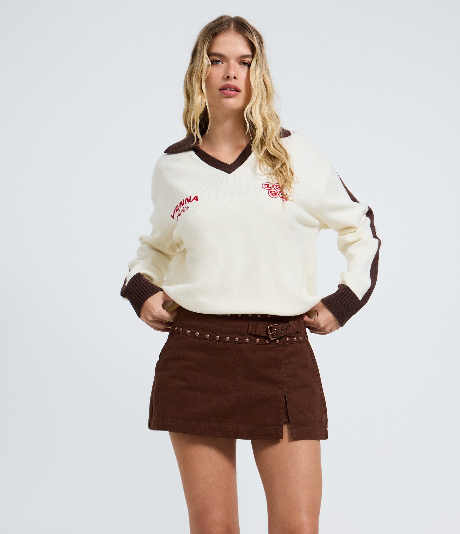 Short Saia em Sarja com Cintura Baixa e Fivela Lateral Marrom Escuro 1