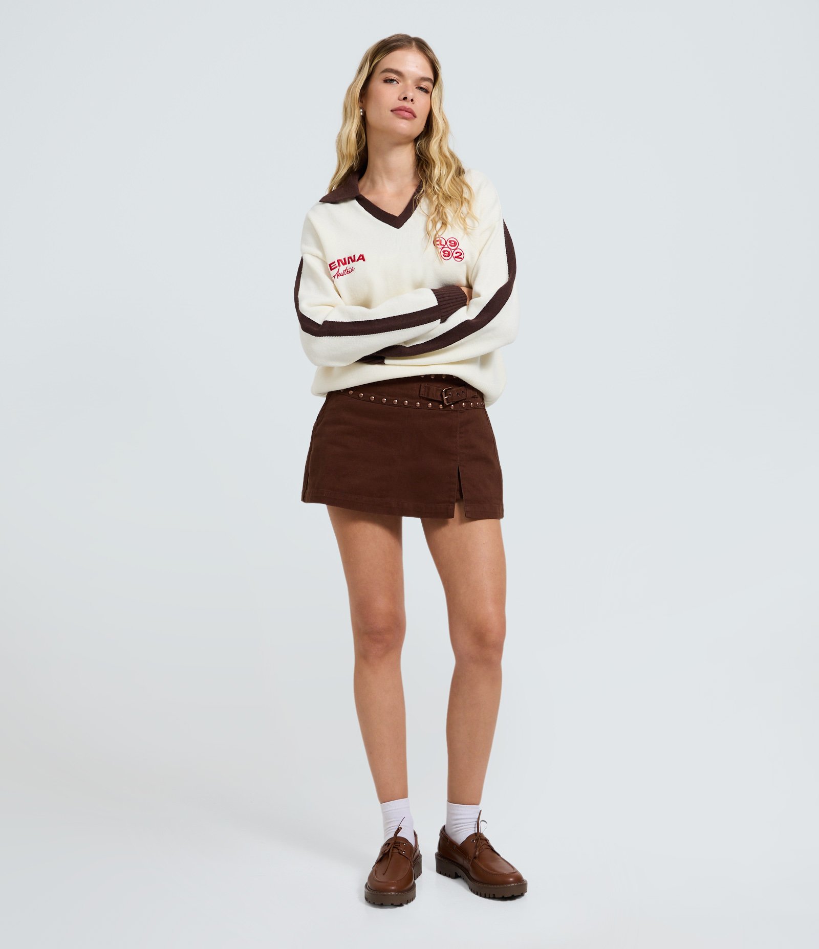 Short Saia em Sarja com Cintura Baixa e Fivela Lateral Marrom Escuro 2