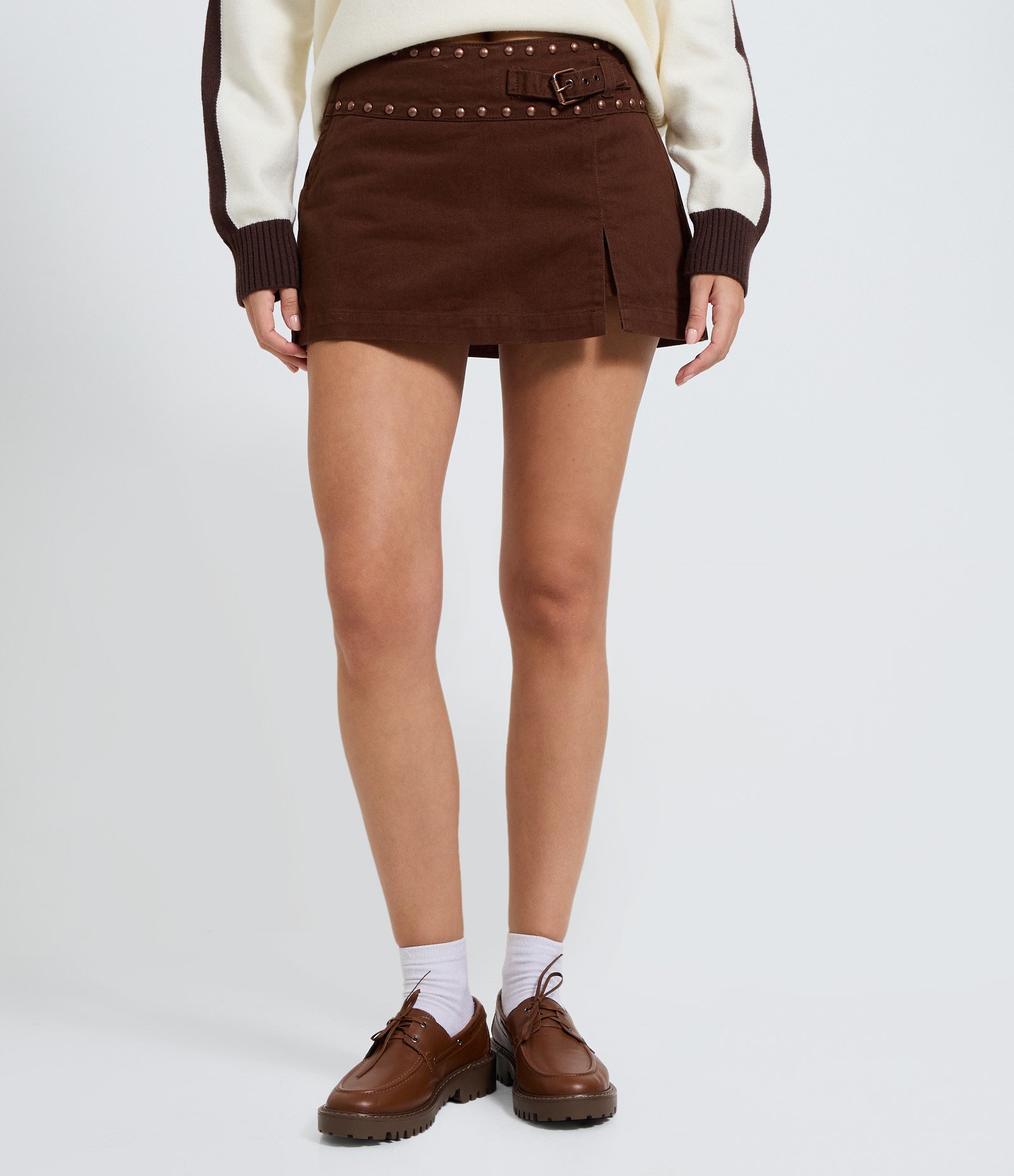 Short Saia em Sarja com Cintura Baixa e Fivela Lateral Marrom Escuro 3