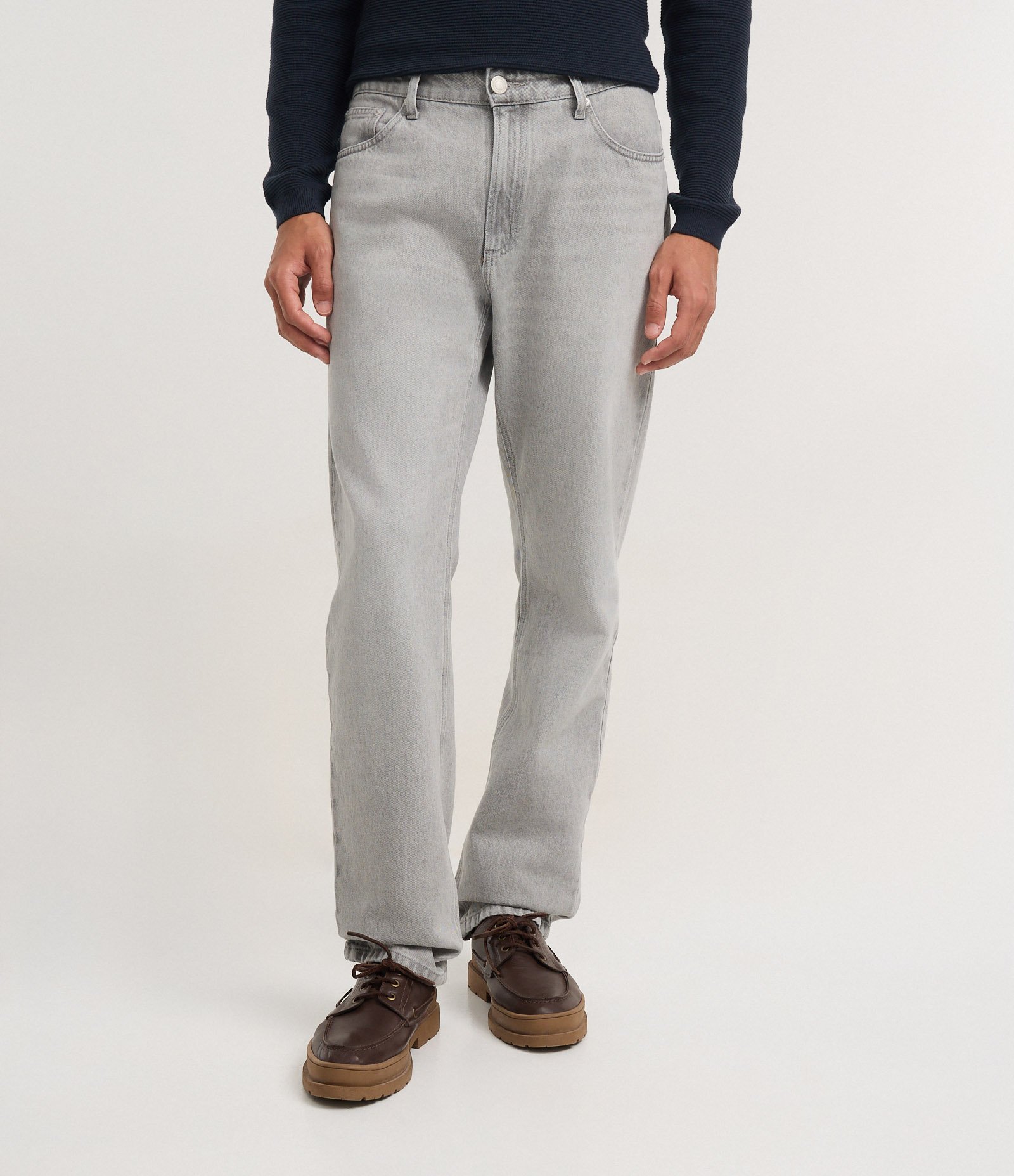 Calça Reta Básica em Jeans Estonado Cinza 4
