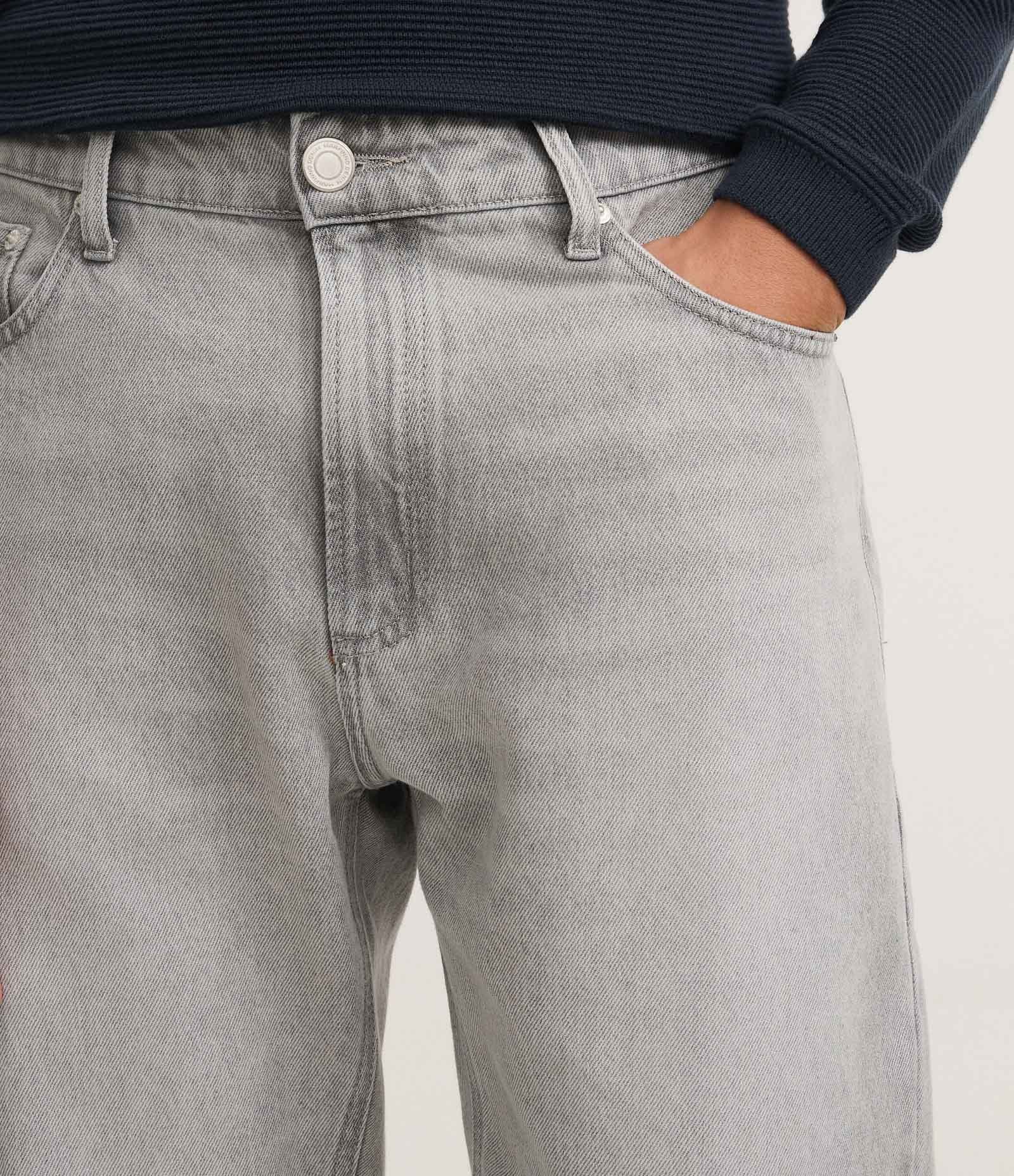 Calça Reta Básica em Jeans Estonado Cinza 5