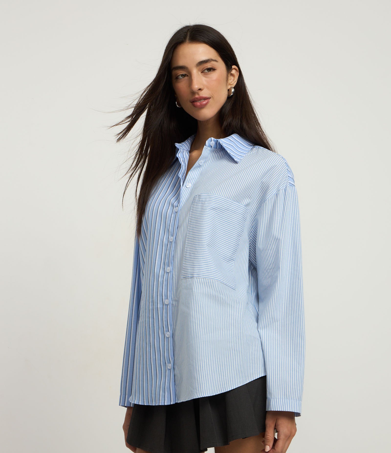 Camisa Oversized em Tricoline com Listras Meio a Meio e Bolso Unilateral Azul 1