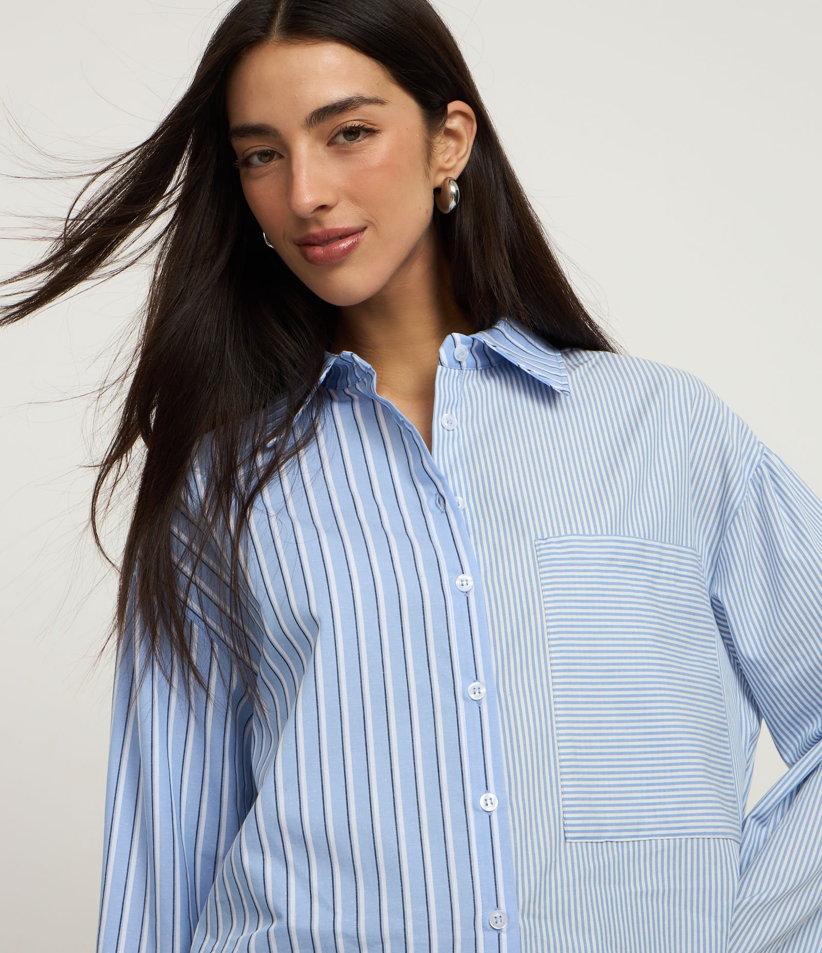 Camisa Oversized em Tricoline com Listras Meio a Meio e Bolso Unilateral Azul 3