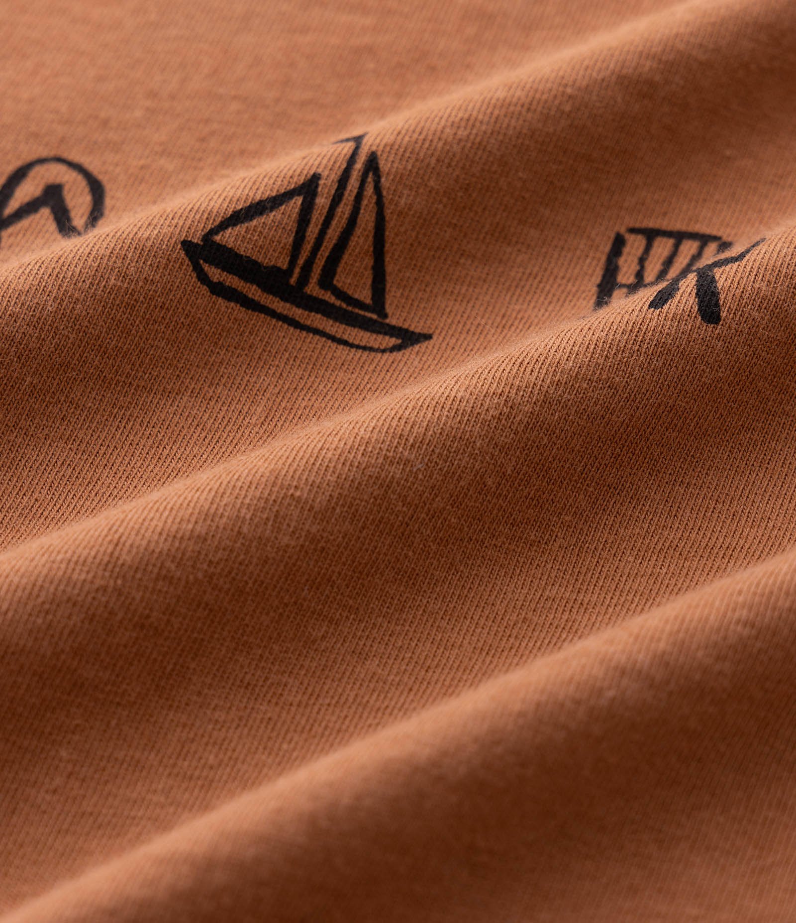 Camiseta em Algodão com Estampa de Ícones da Praia Marrom 3