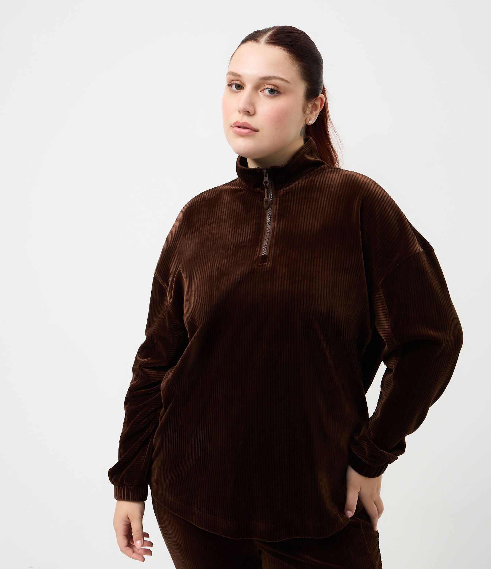 Jaqueta Esportiva em Plush com Gola Alta Curve & Plus Size Marrom 1