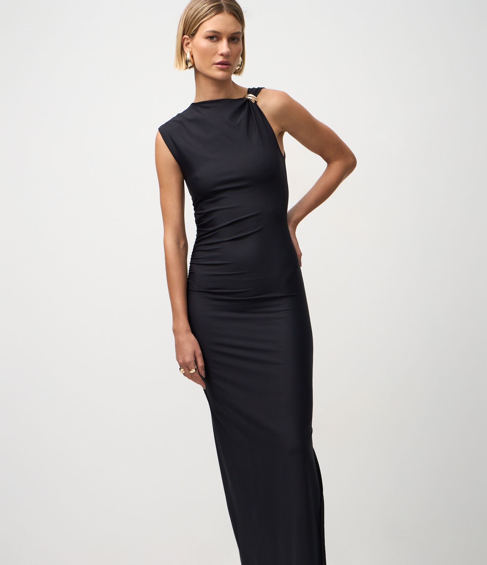 Vestido Midi com Fivela na Alça e Franzido na Lateral Preto 1
