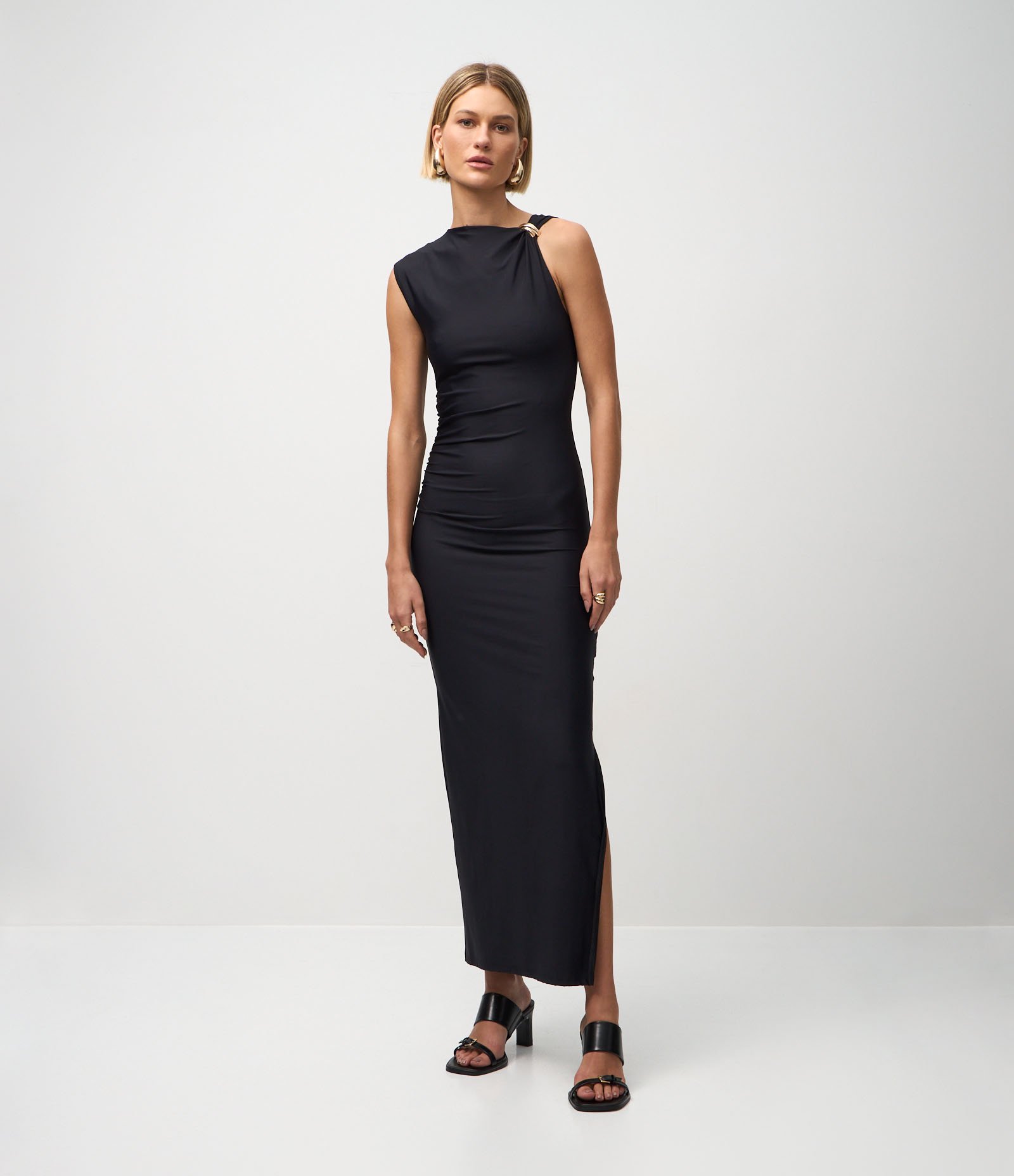 Vestido Midi com Fivela na Alça e Franzido na Lateral Preto 2