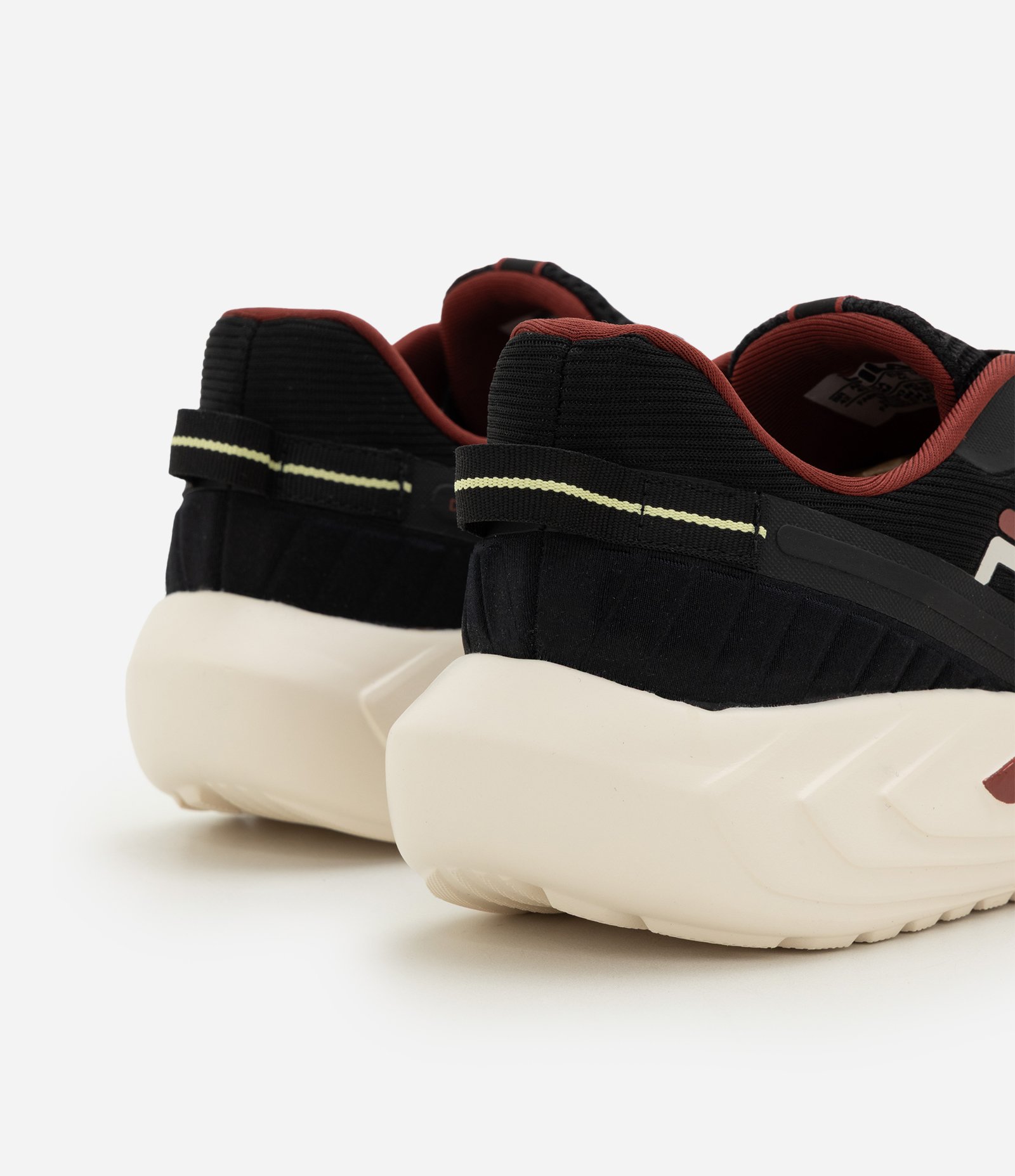 Tênis em Material Sintético com Recortes Fila Preto 5