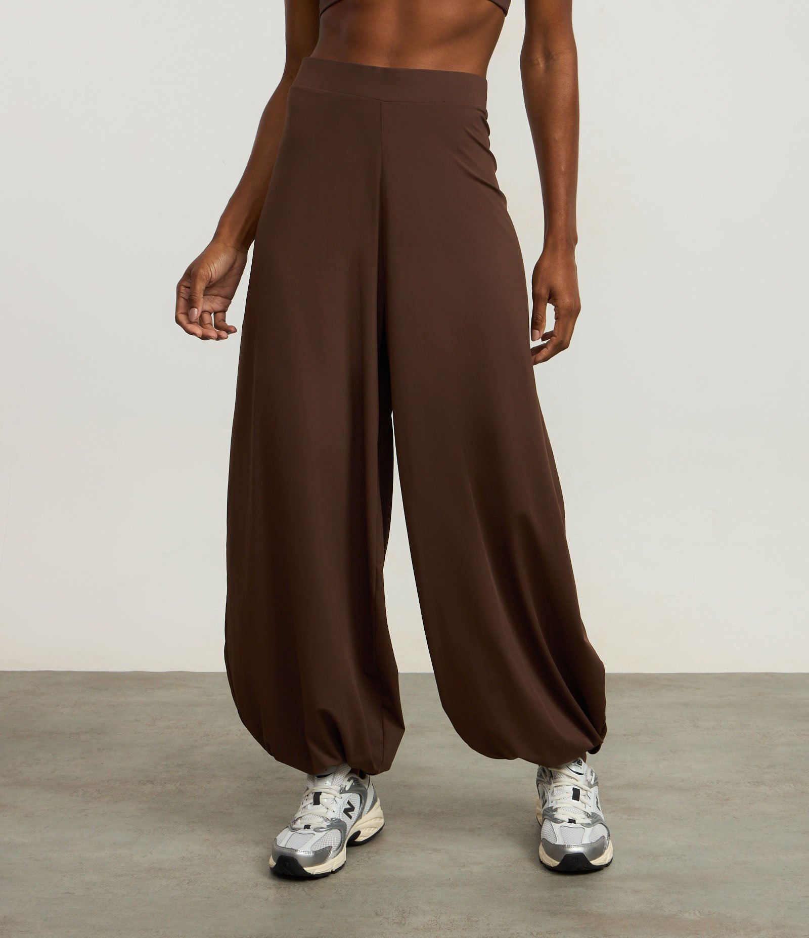 Calça Aladim Esportiva em Microfibra com Cós Largo Marrom 2