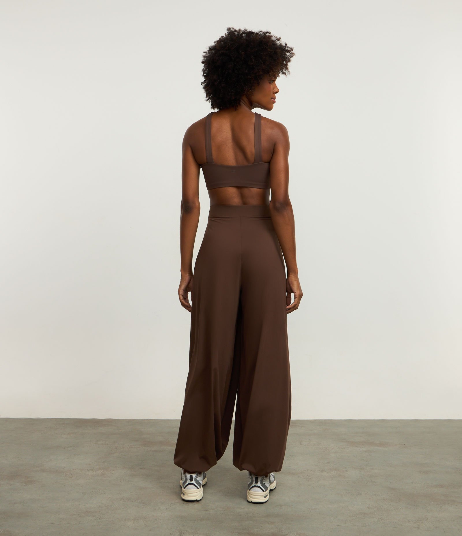 Calça Aladim Esportiva em Microfibra com Cós Largo Marrom 4