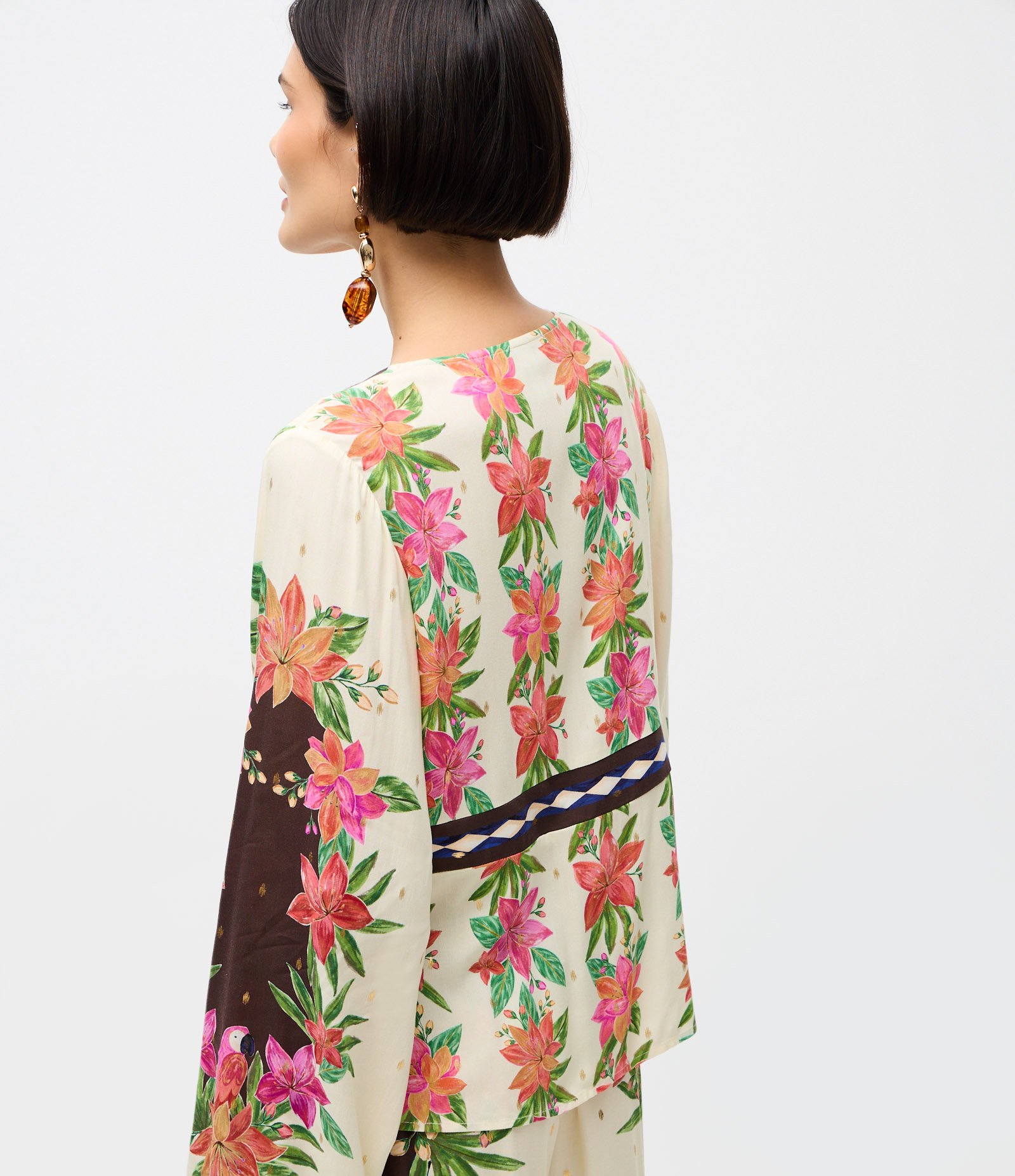 Blusa Bata em Viscose com Estampa Floral e Amarração Off White 4