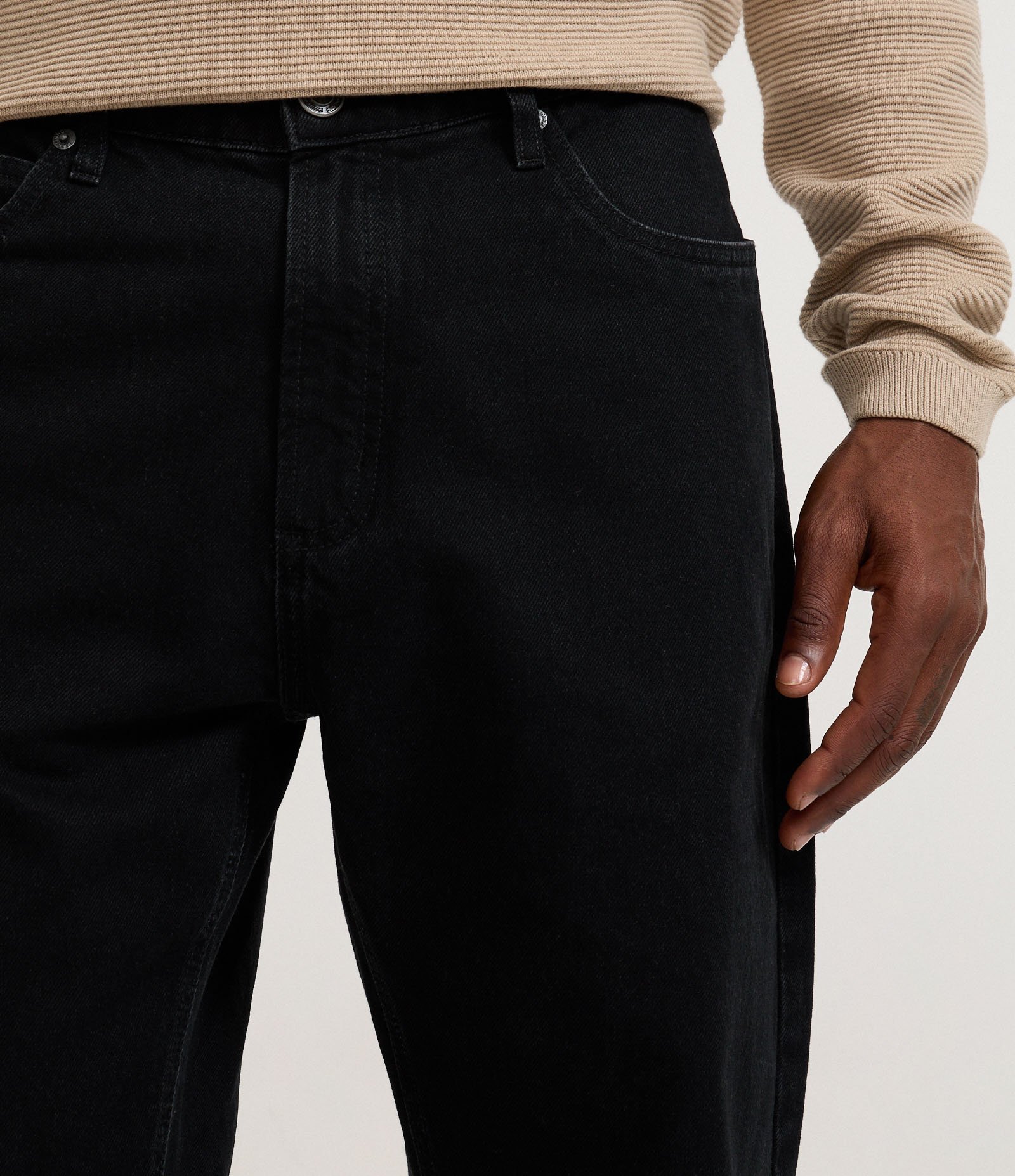 Calça Reta em Jeans com Passantes e Bolsos Preto 4