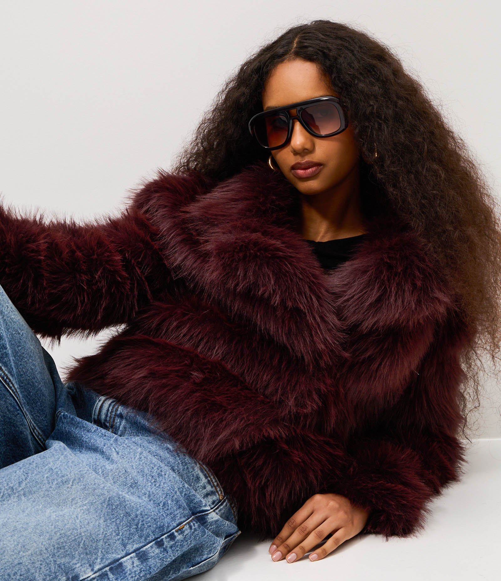 Casaco Curto Amplo em Pelo Artificial Bordô 5