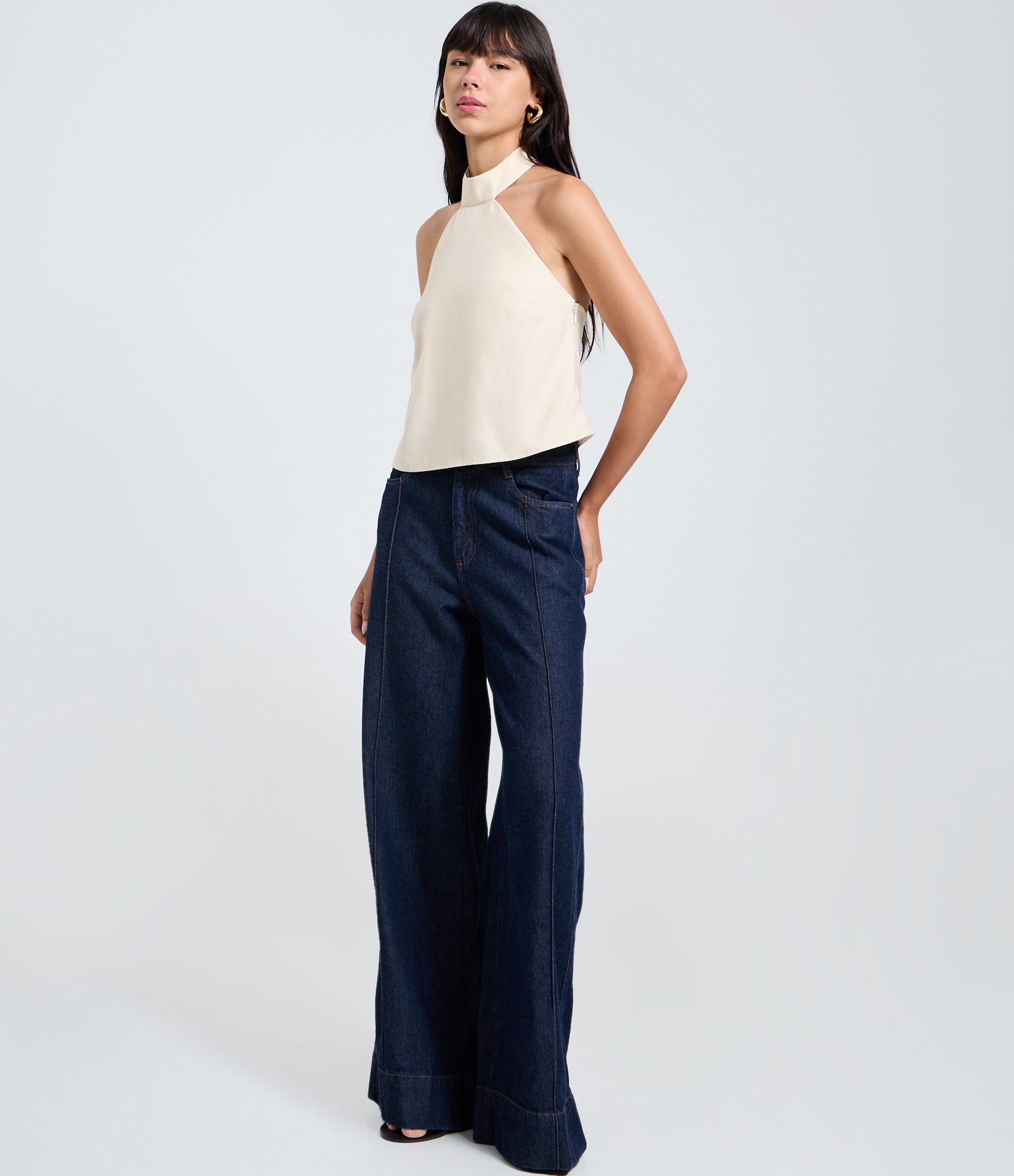 Blusa Alfaiatada Frente Única em Viscose com Gola Alta Bege 2
