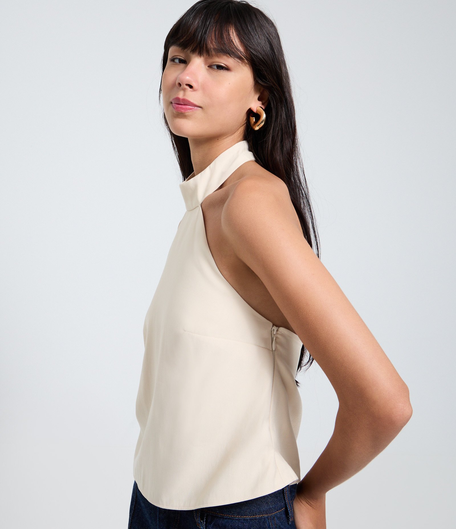 Blusa Alfaiatada Frente Única em Viscose com Gola Alta Bege 3
