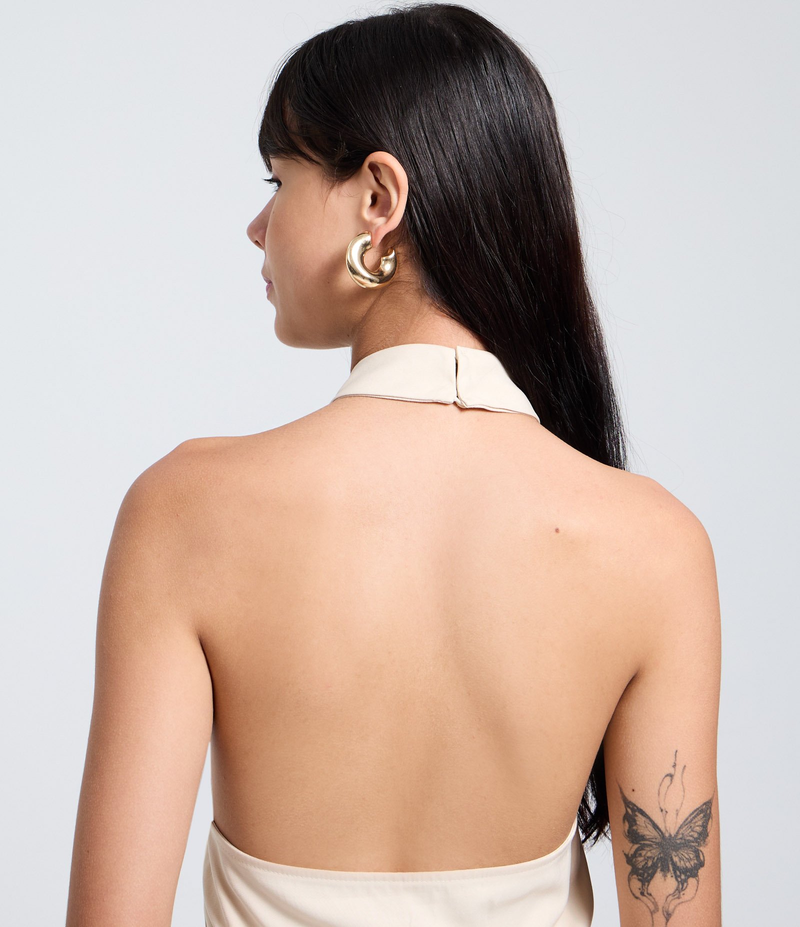 Blusa Alfaiatada Frente Única em Viscose com Gola Alta Bege 4
