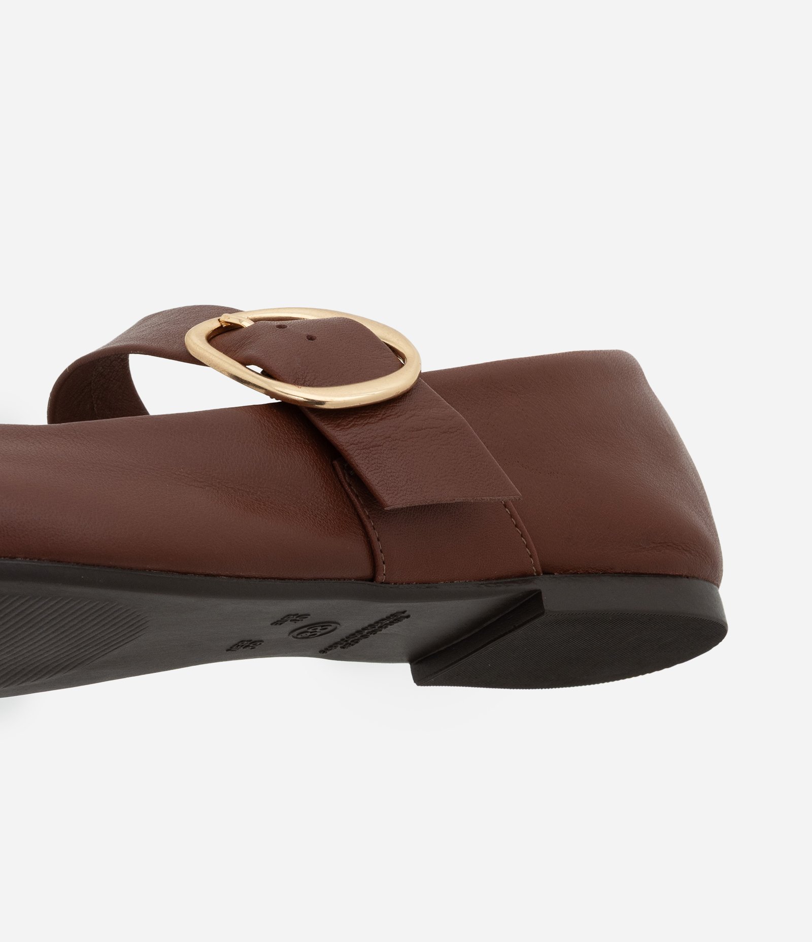 Sapatilha em Couro com Tira Afivelada Marrom 3