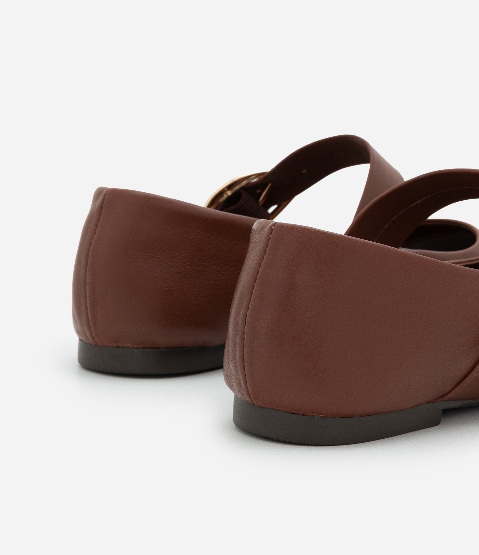 Sapatilha em Couro com Tira Afivelada Marrom 4