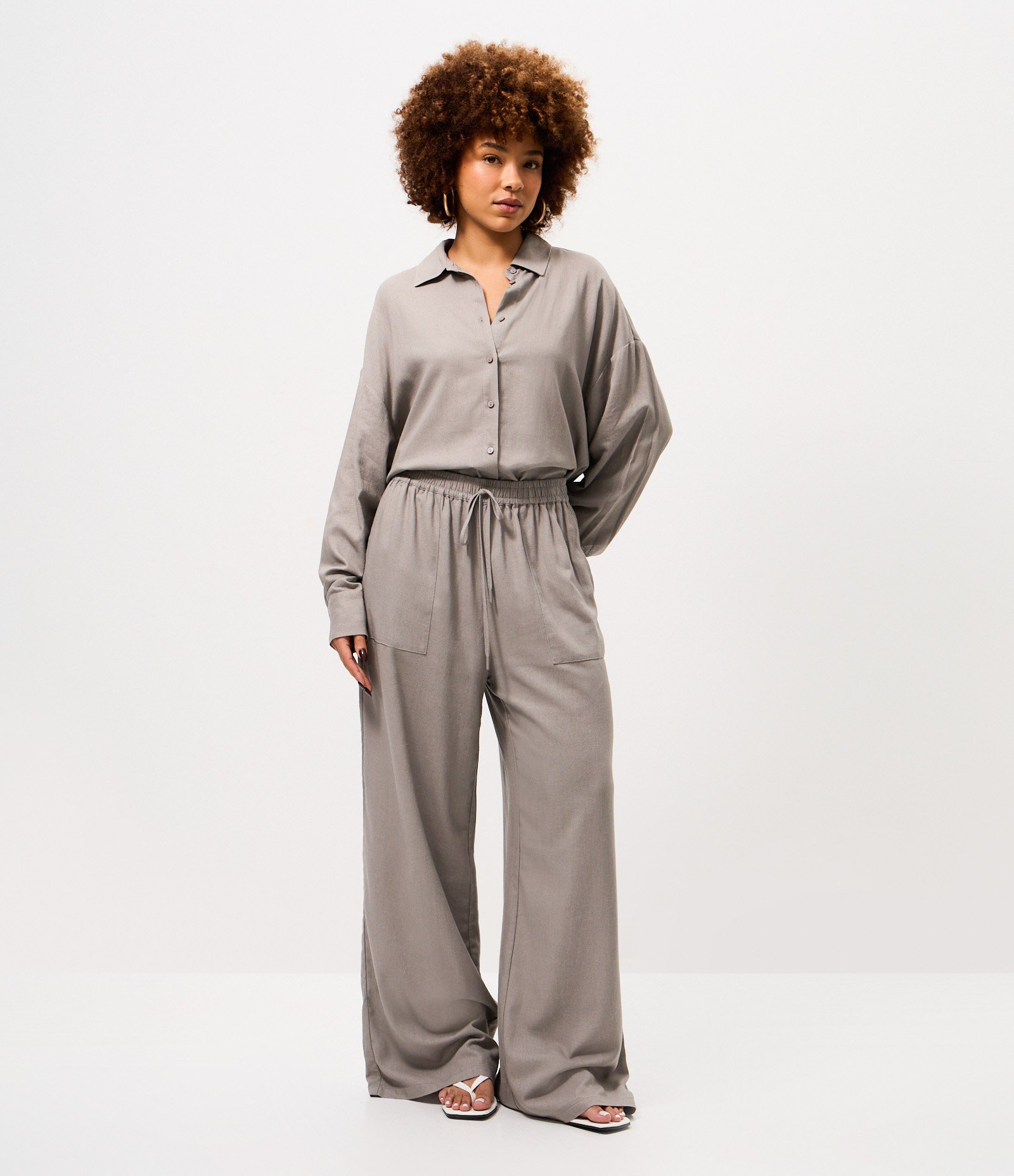 Calça Wide em Viscolinho com Cós Elástico e Amarração Cinza 1