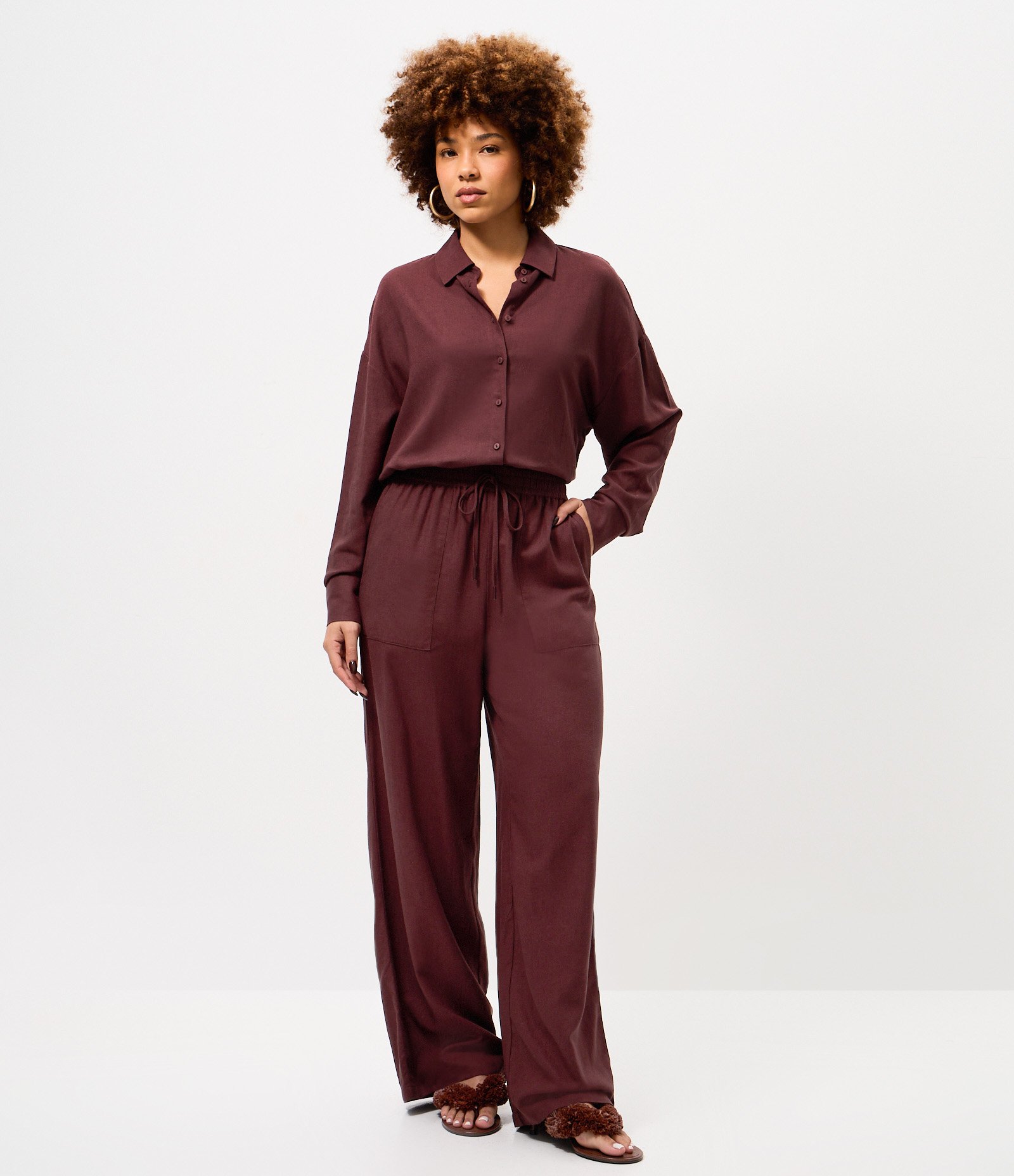 Calça Wide em Viscolinho com Cós Elástico e Amarração Bordô 2