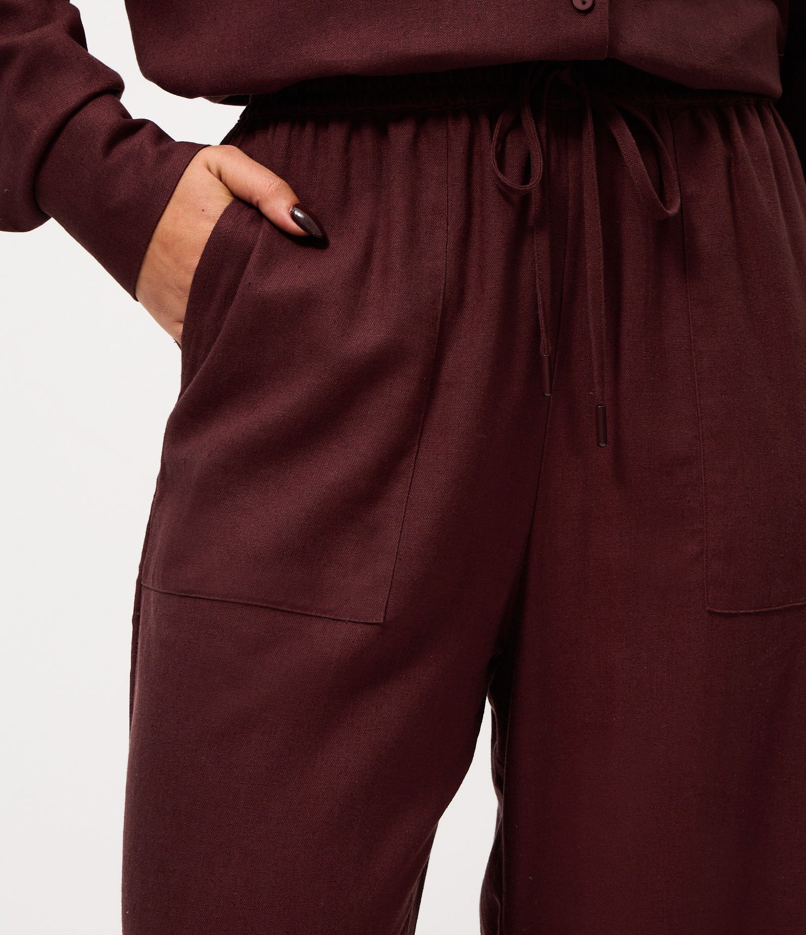 Calça Wide em Viscolinho com Cós Elástico e Amarração Bordô 4