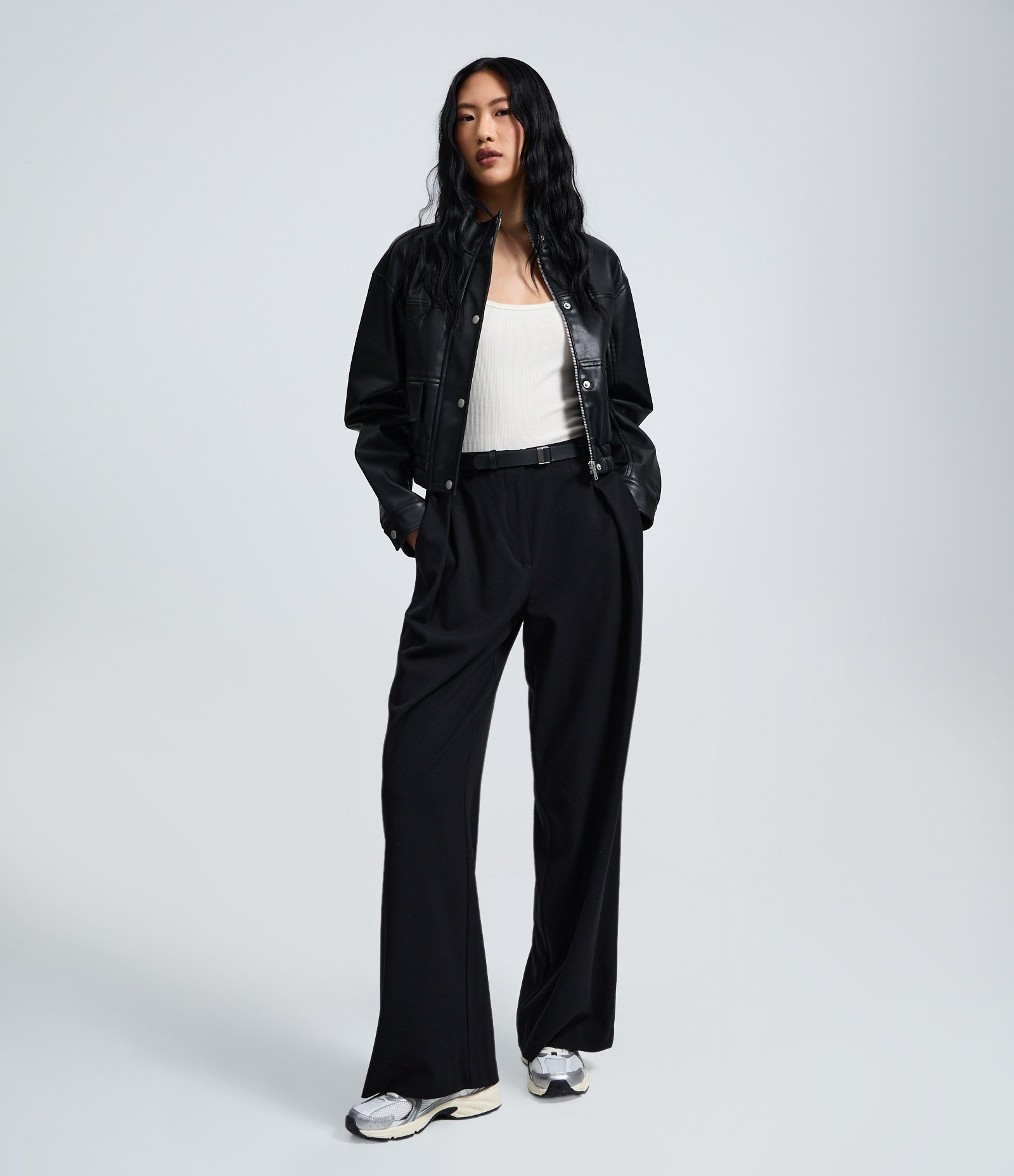 Calça Alfaiataria Com Pregas Frontais e Cinto com Fivela Preto 1