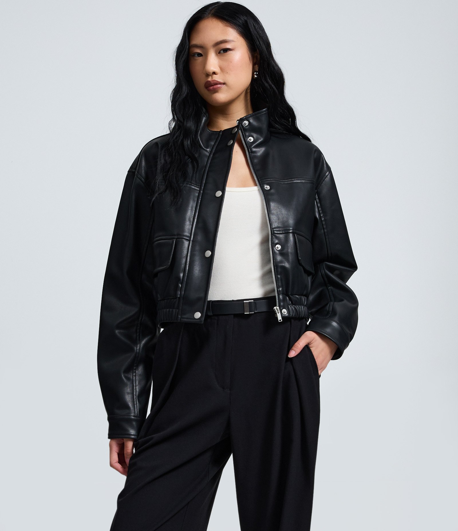 Calça Alfaiataria Com Pregas Frontais e Cinto com Fivela Preto 2