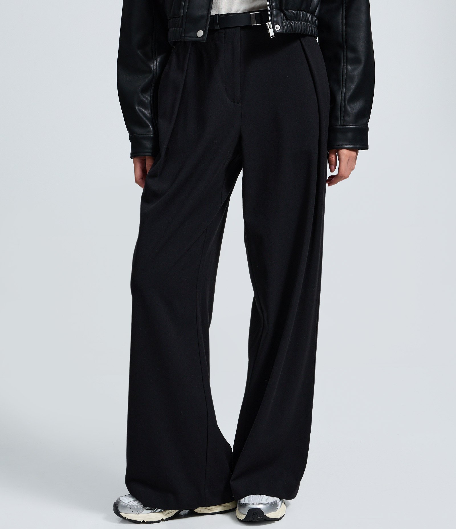 Calça Alfaiataria Com Pregas Frontais e Cinto com Fivela Preto 3