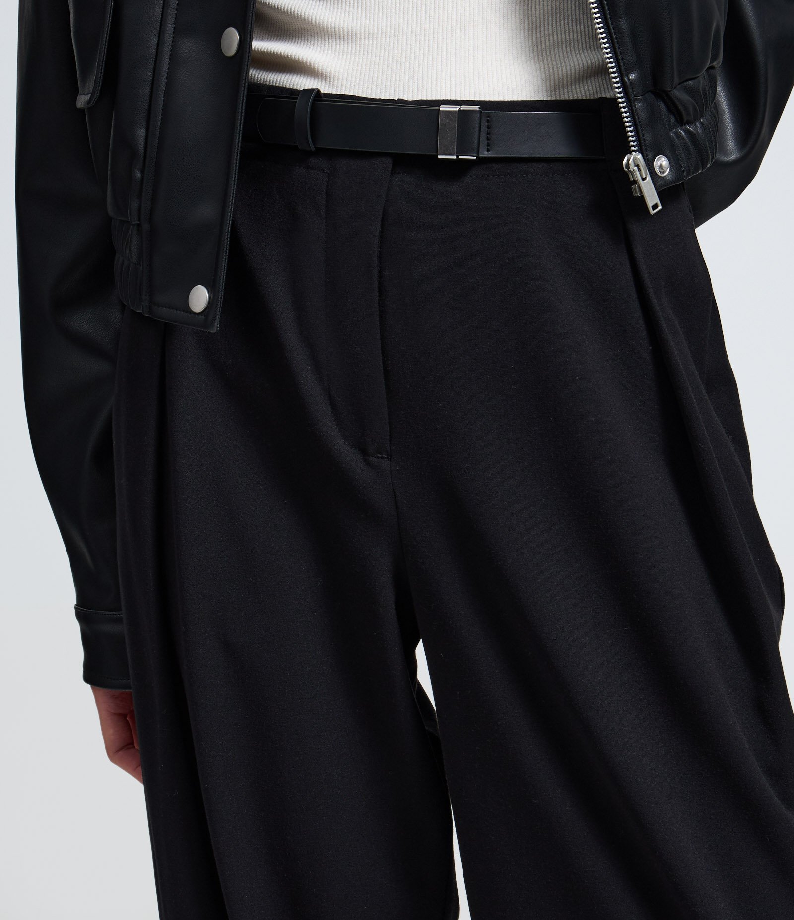 Calça Alfaiataria Com Pregas Frontais e Cinto com Fivela Preto 4