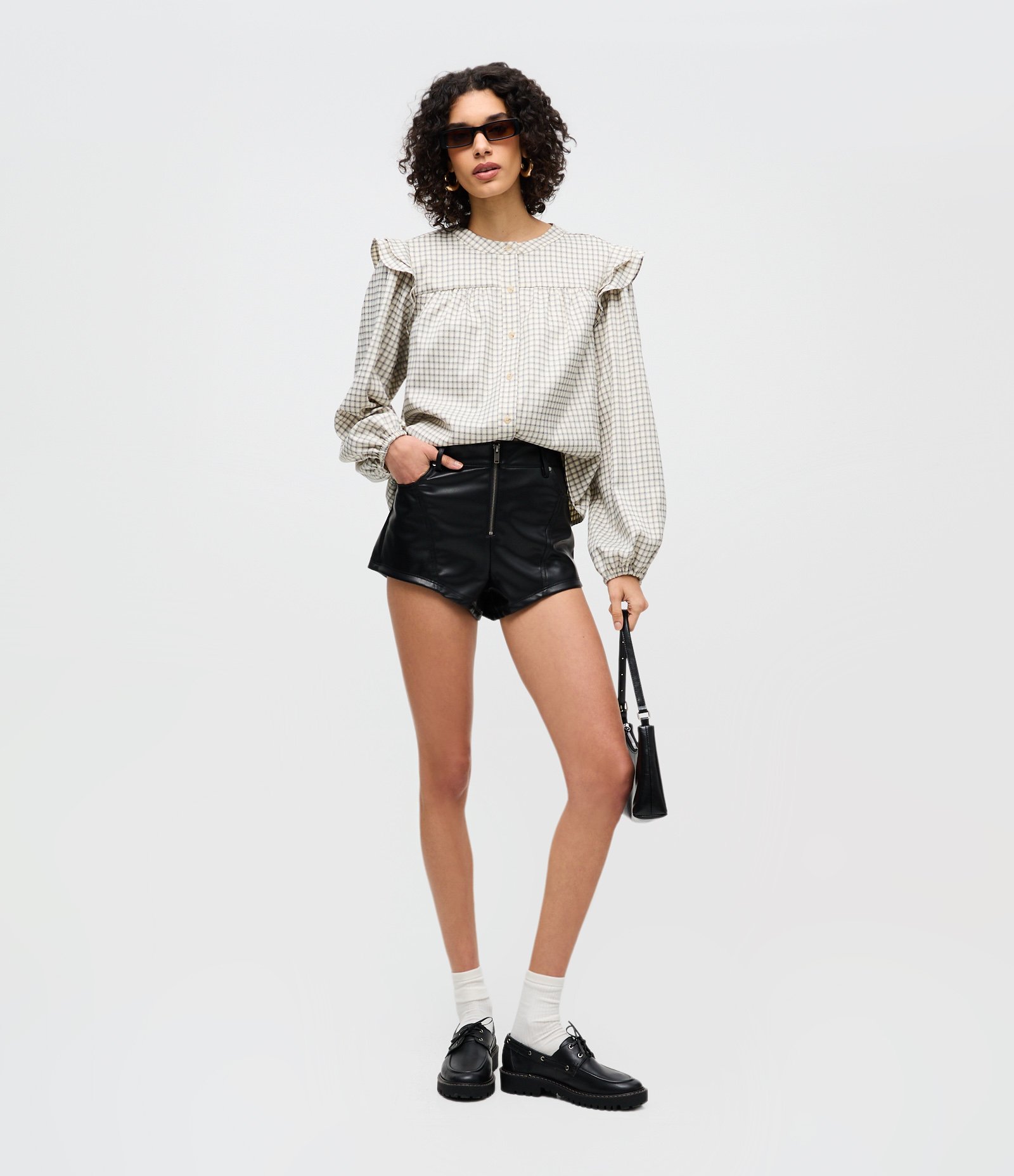 Short Curto em PU com Fechamento em Zíper Preto 1