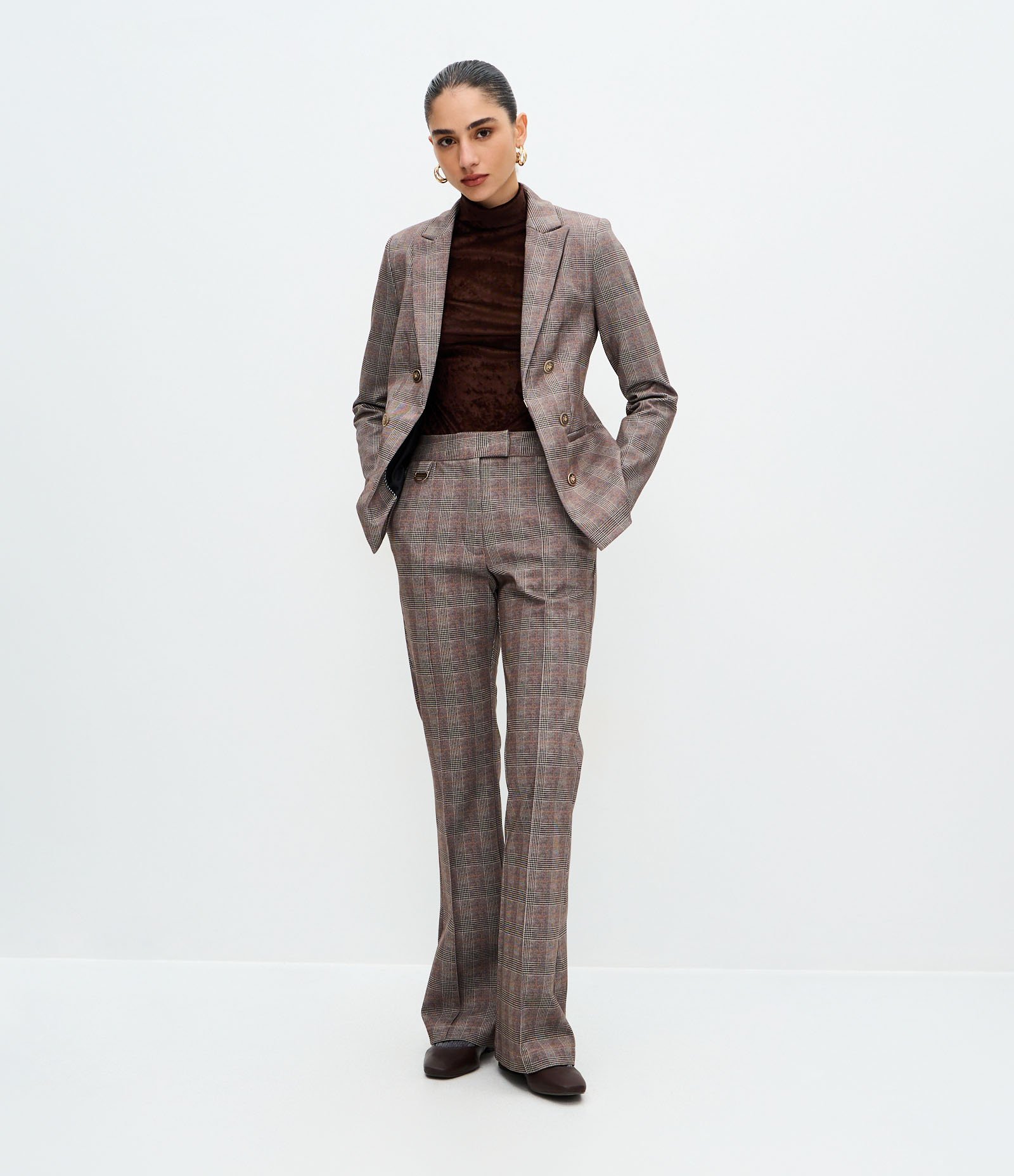 Blusa Manga Longa em Tule Aveludado com Gola Alta Marrom 2