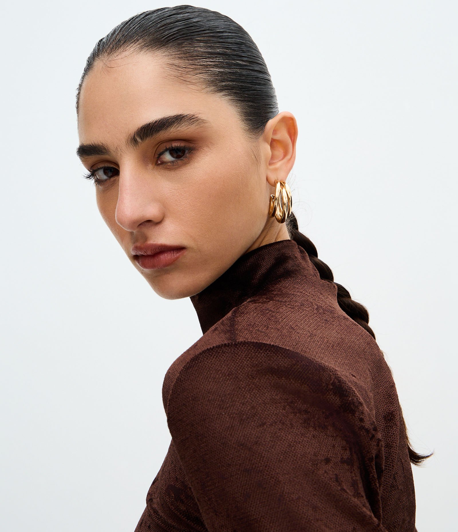 Blusa Manga Longa em Tule Aveludado com Gola Alta Marrom 3