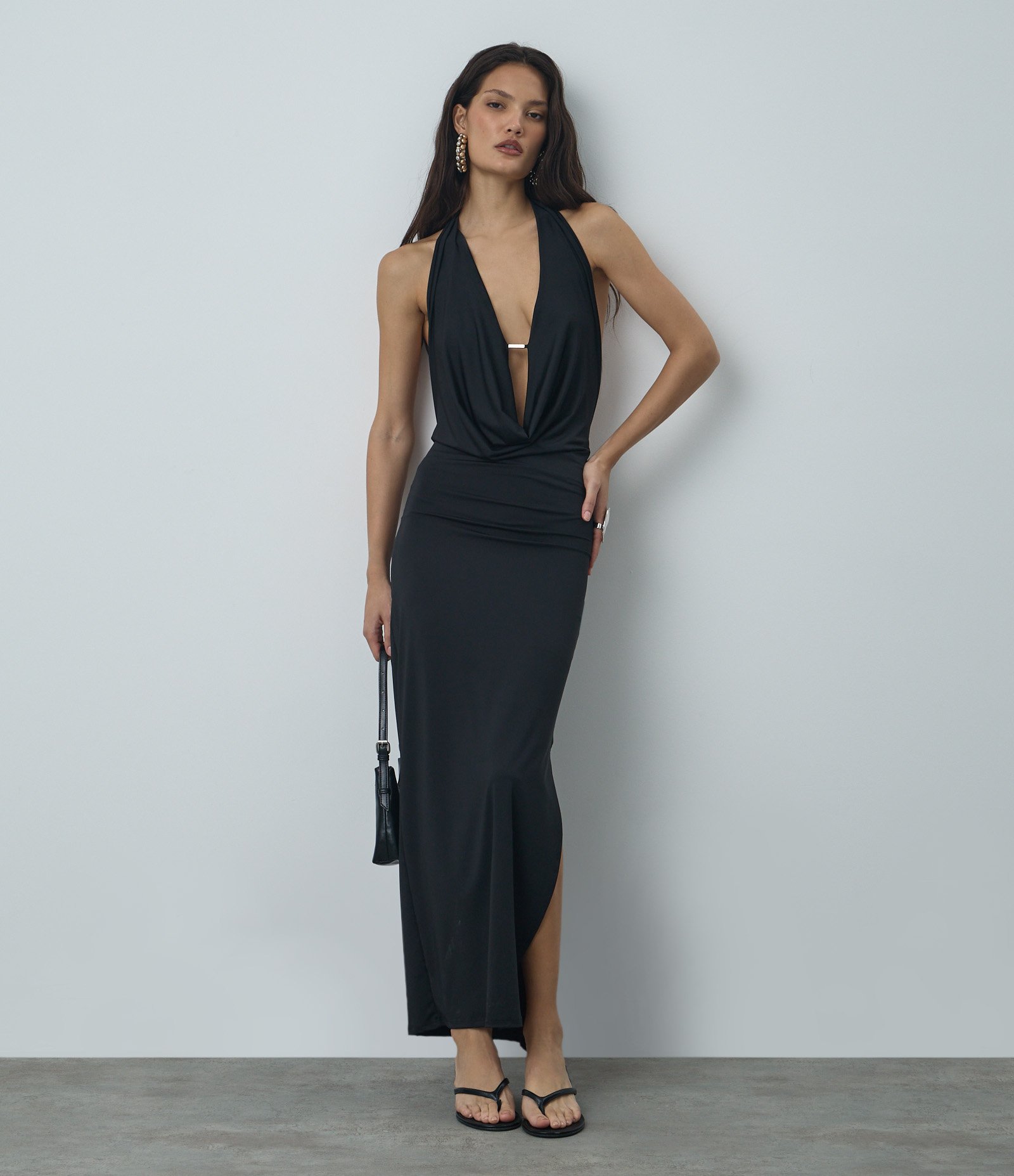 Vestido New Midi com Decote Profundo e Aviamento Preto 1