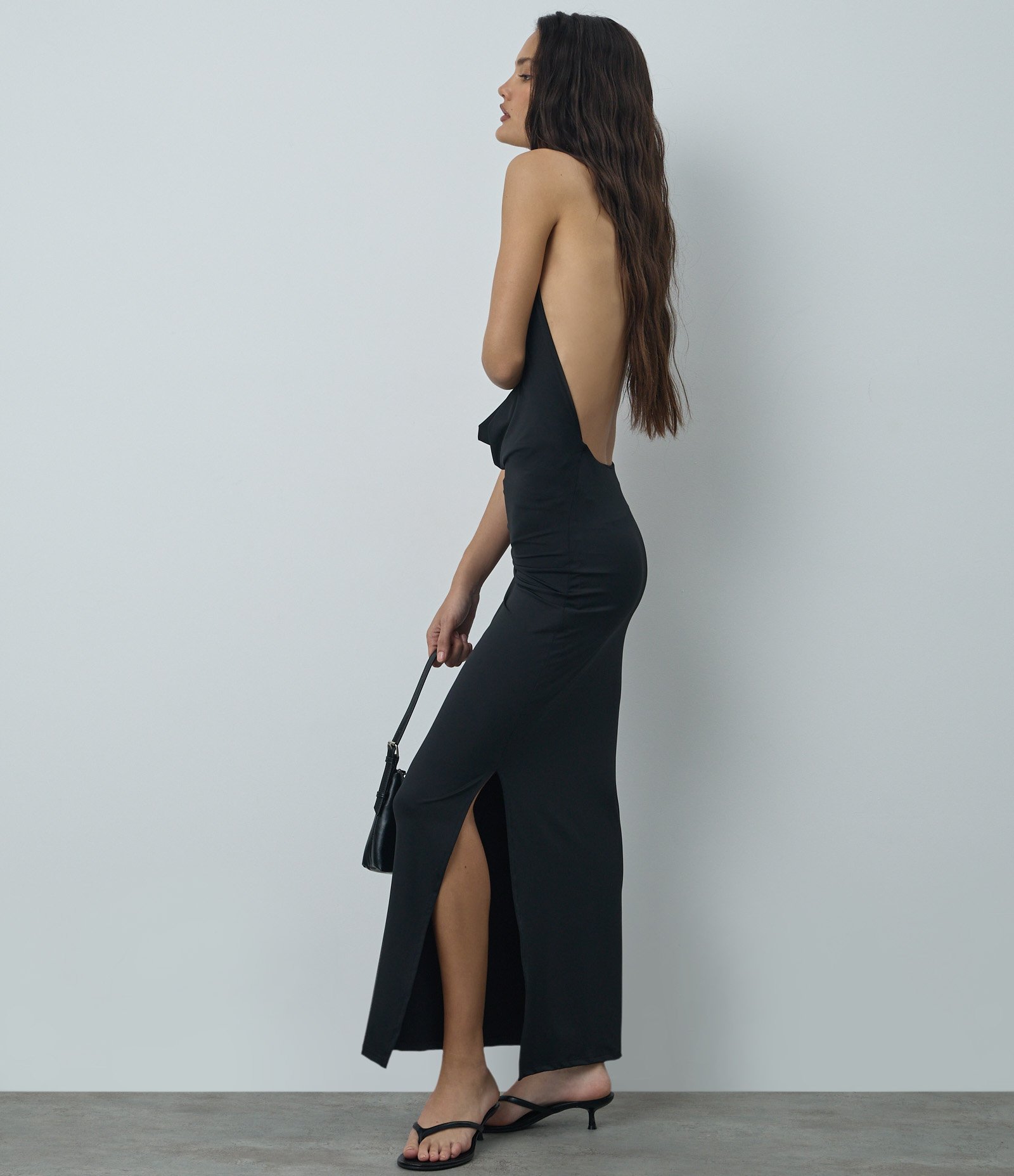 Vestido New Midi com Decote Profundo e Aviamento Preto 4