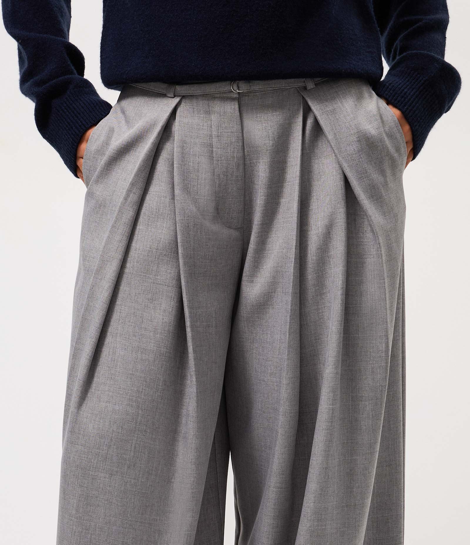 Calça Pantalona Alfaiatada com Cinto e Pregas Cinza 3