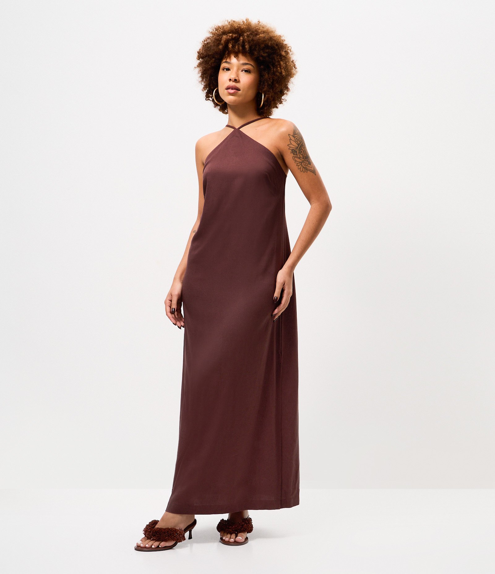 Vestido Midi em Viscolinho com Decote Halter e Fendas Laterais Bordô 1