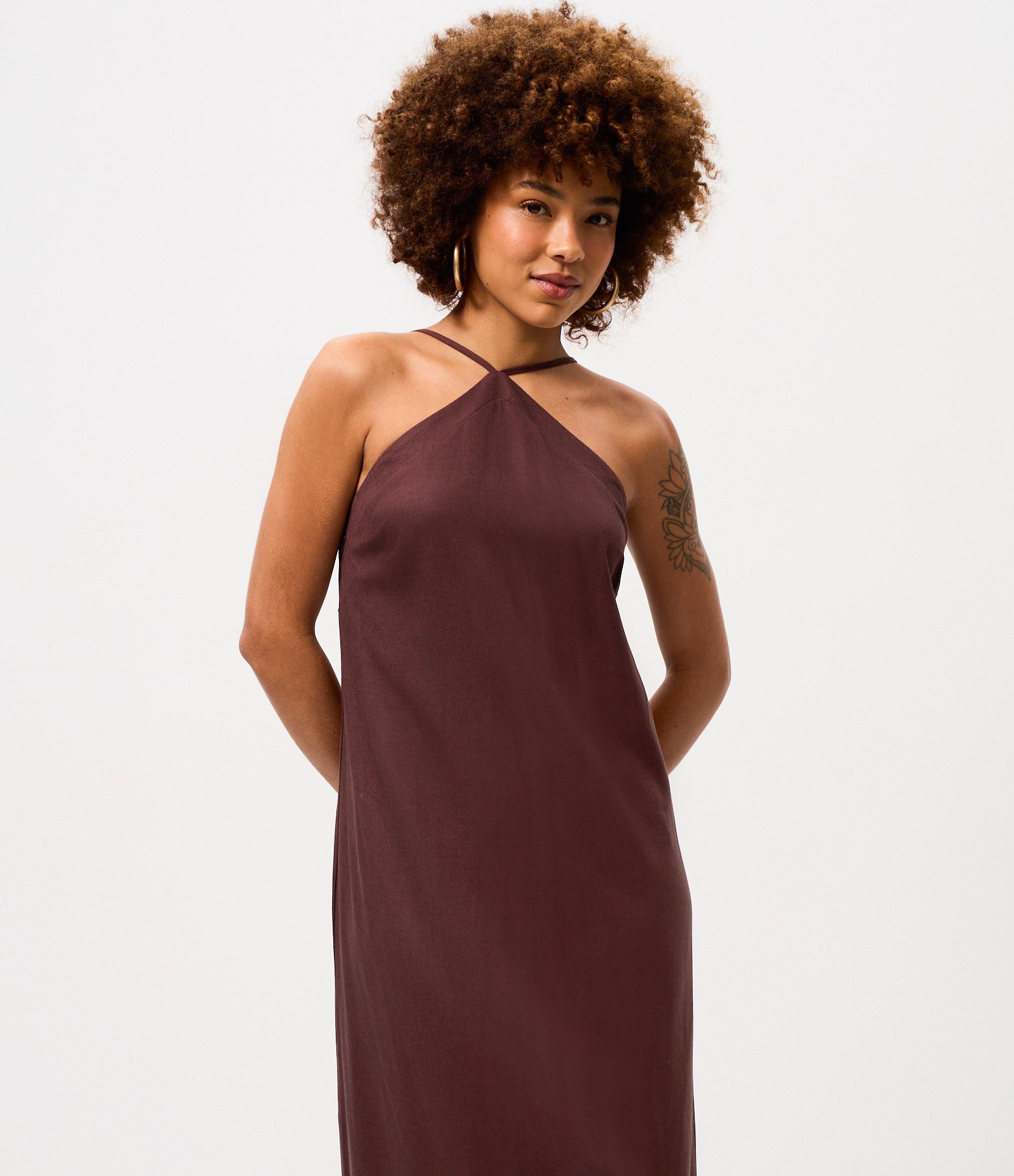 Vestido Midi em Viscolinho com Decote Halter e Fendas Laterais Bordô 2