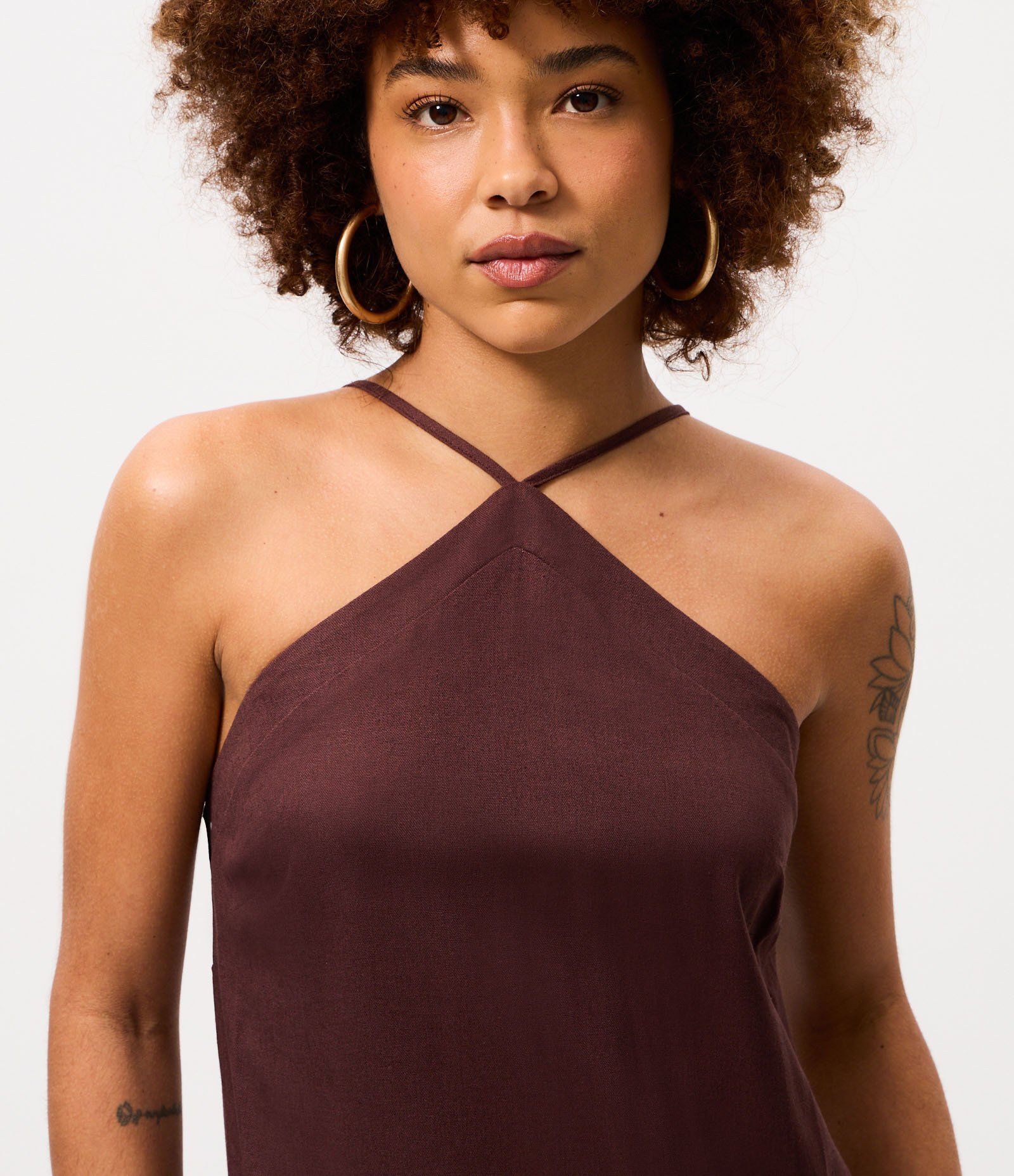 Vestido Midi em Viscolinho com Decote Halter e Fendas Laterais Bordô 3